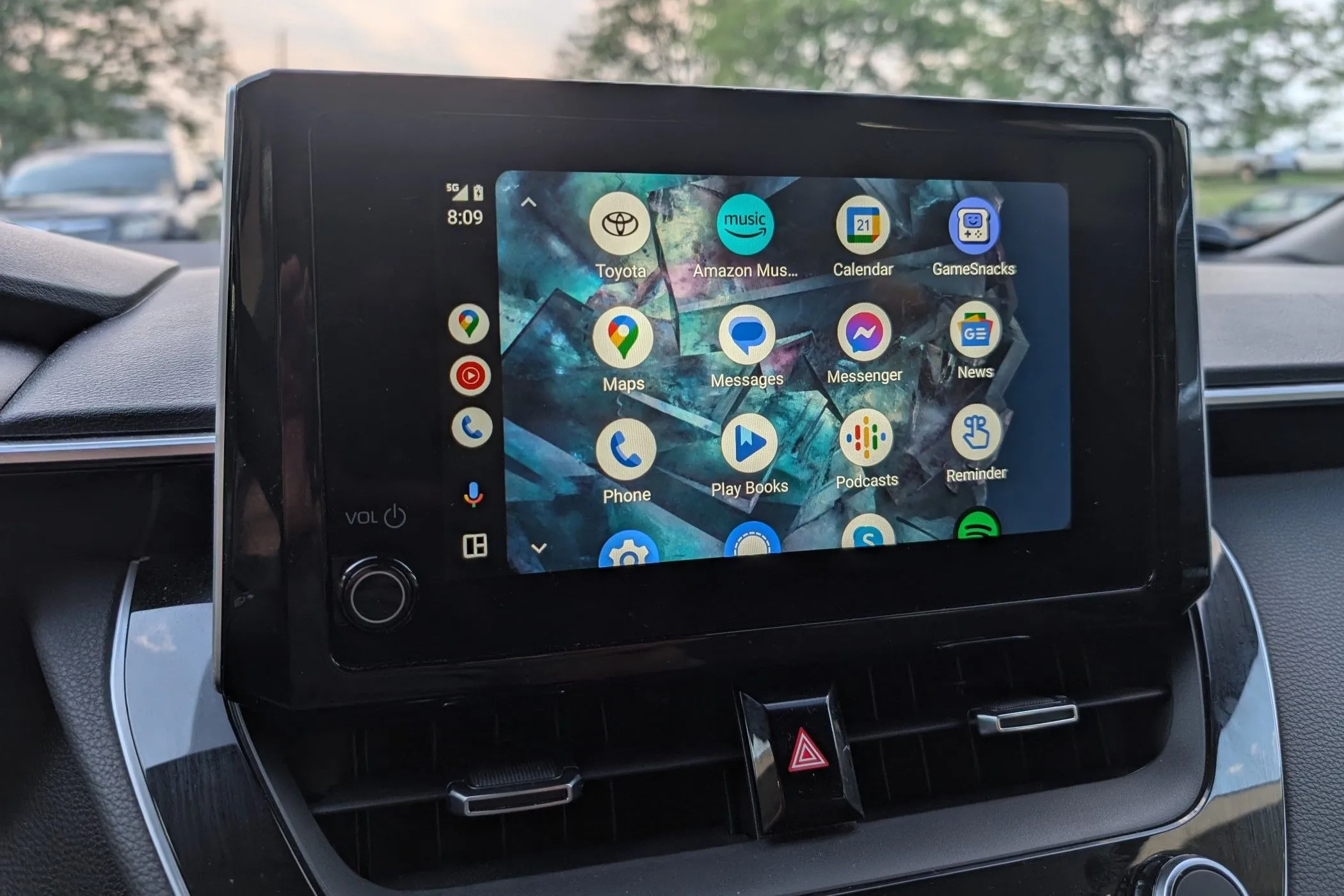 Giao diện các ứng dụng tương thích trên Android Auto, hiển thị bản đồ và biểu tượng ứng dụng điều hướng