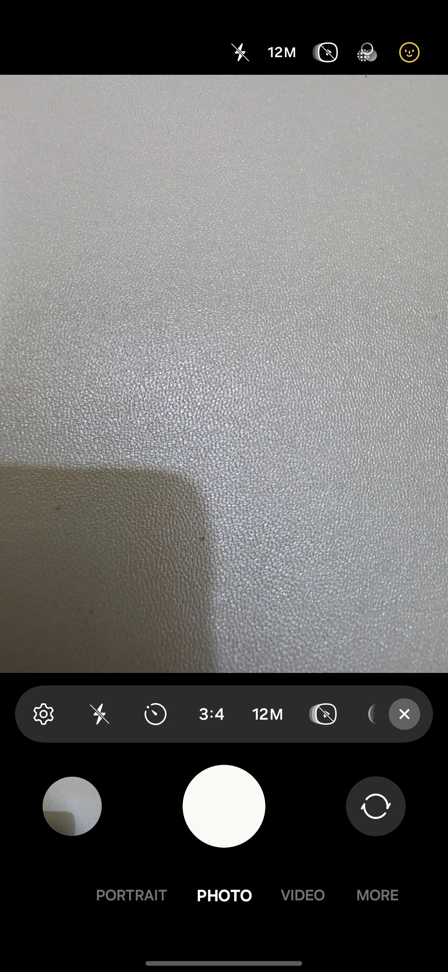 Giao diện cài đặt Camera trên điện thoại Samsung, hiển thị tùy chọn &quot;Tối ưu hóa thông minh&quot; (Intelligent optimisation) để điều chỉnh các tính năng AI.