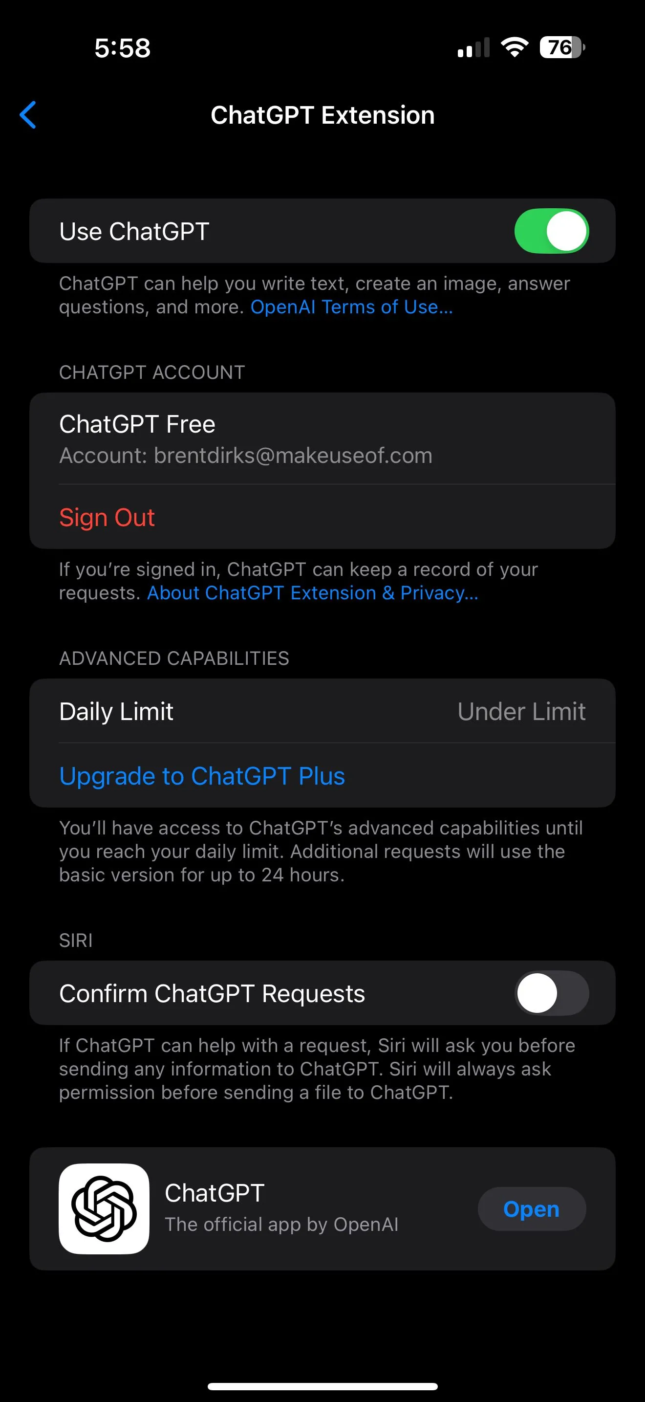 Giao diện cài đặt ChatGPT trong phần Apple Intelligence &amp; Siri trên iPhone.