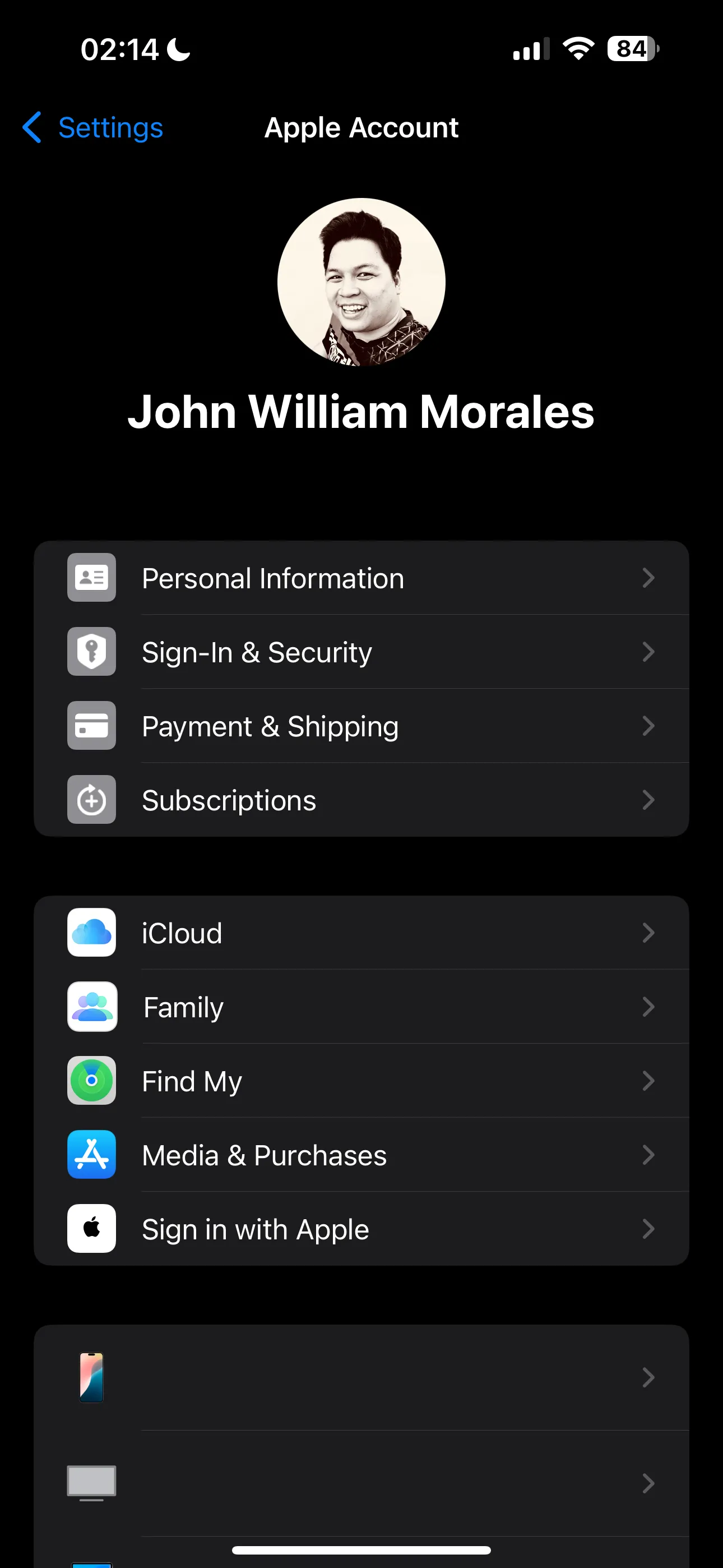 Giao diện Cài đặt hồ sơ Apple ID trên iPhone, hiển thị thông tin tài khoản và mục Phương tiện & Mục mua