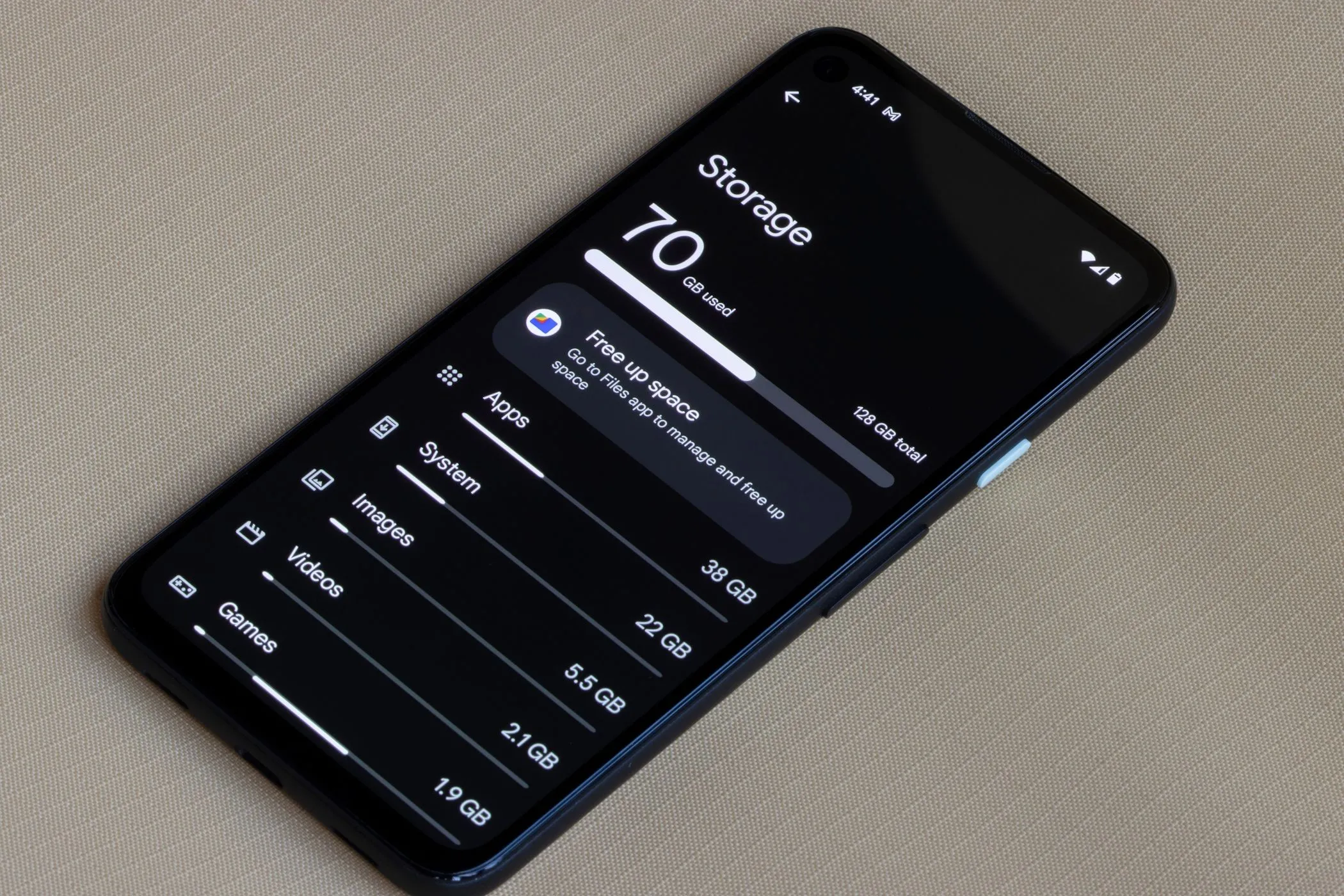 Giao diện cài đặt lưu trữ trên màn hình điện thoại Android, minh họa khả năng tái sử dụng thiết bị làm bộ nhớ ngoài di động.