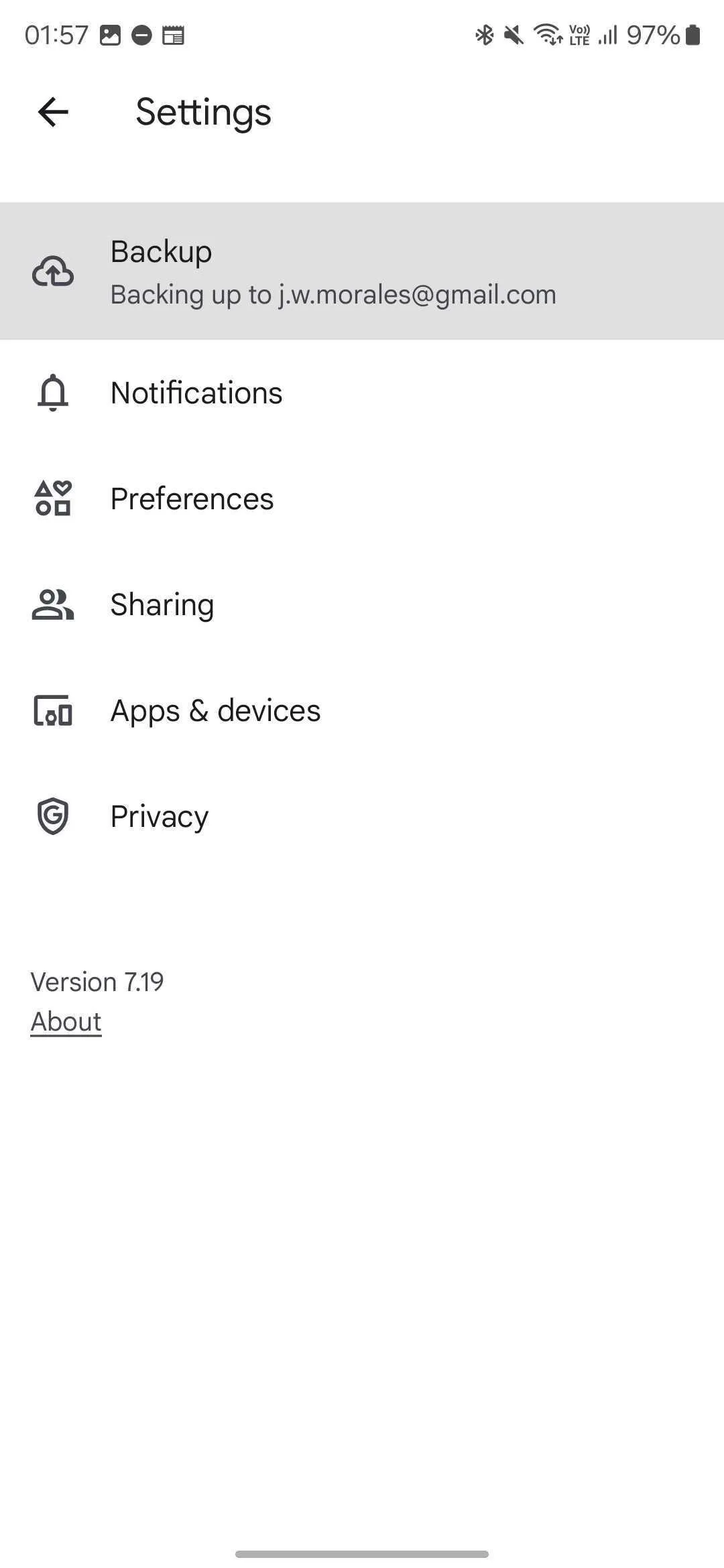 Giao diện cài đặt Sao lưu trong ứng dụng Google Photos trên Android, hiển thị tùy chọn "Hoàn tác sao lưu cho thiết bị này" để giải phóng dung lượng.