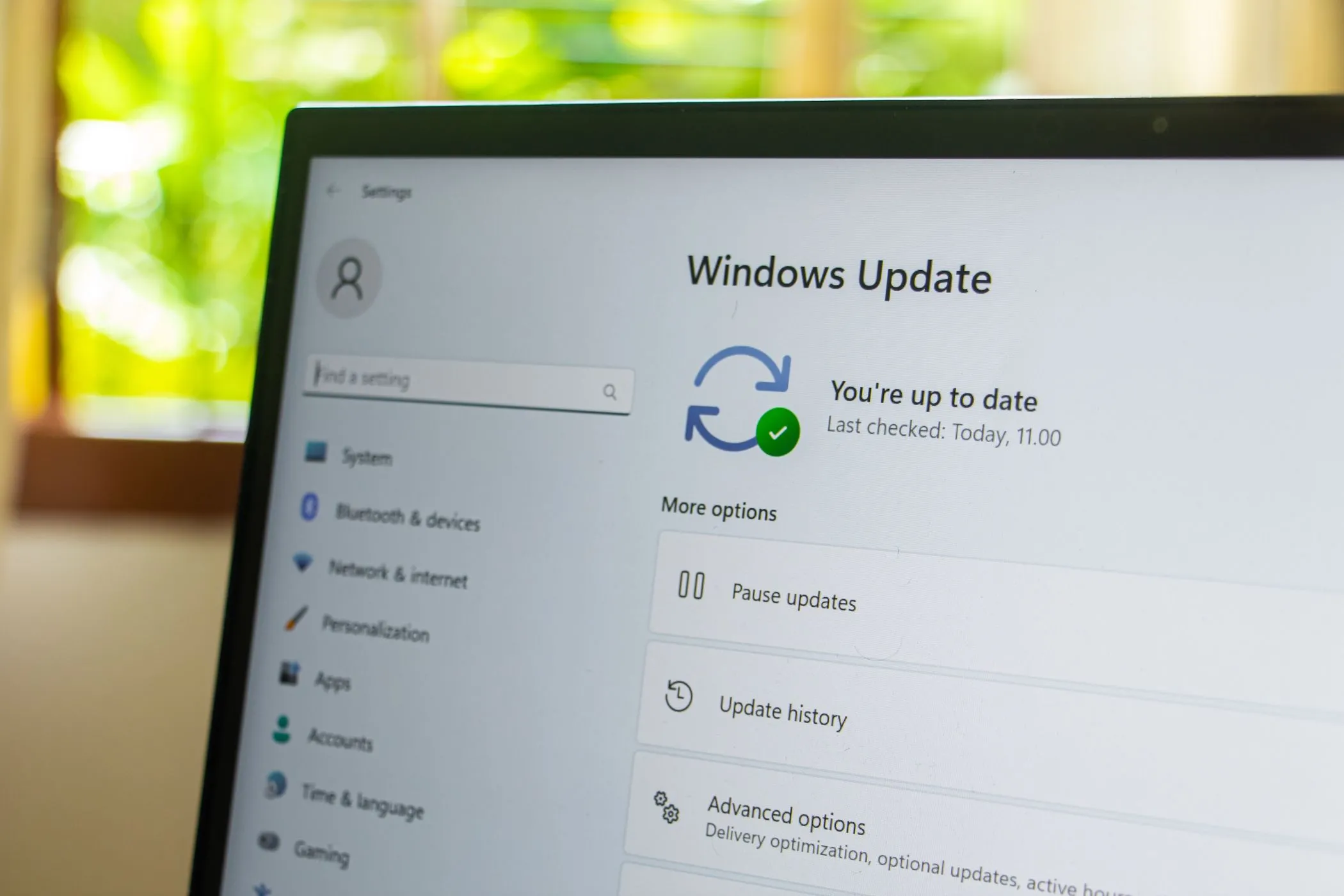 Giao diện cài đặt Windows Update trên máy tính xách tay Windows, thể hiện các tùy chọn cập nhật hệ điều hành và thông báo.