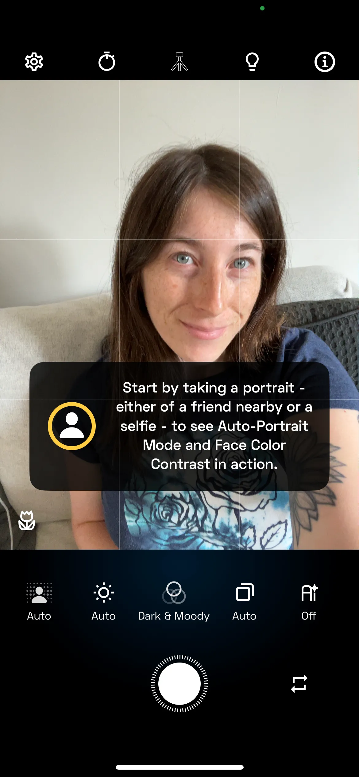 Giao diện chế độ chụp ảnh selfie của NeuralCam với các tùy chọn điều chỉnh