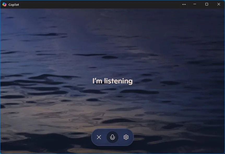 Giao diện chế độ giọng nói của Copilot trên ứng dụng Windows, với hình ảnh sóng âm thanh trực quan khi tương tác.