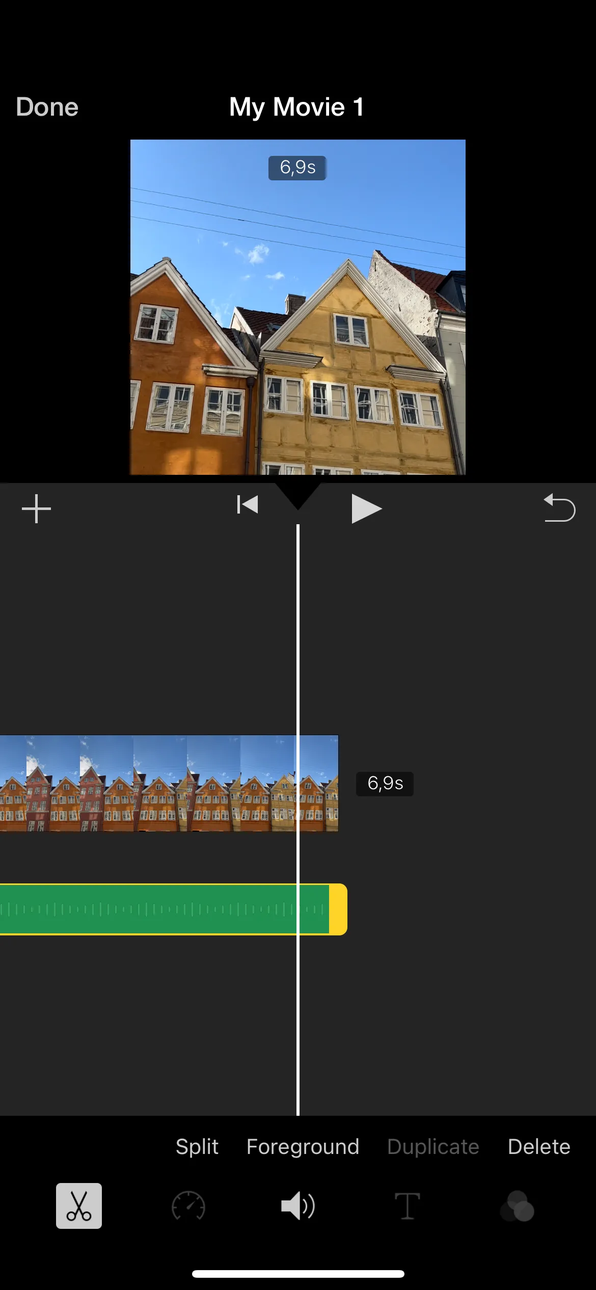 Giao diện chỉnh sửa video trong ứng dụng iMovie trên iPhone, hiển thị thanh thời gian và các tùy chọn điều chỉnh nhạc nền.
