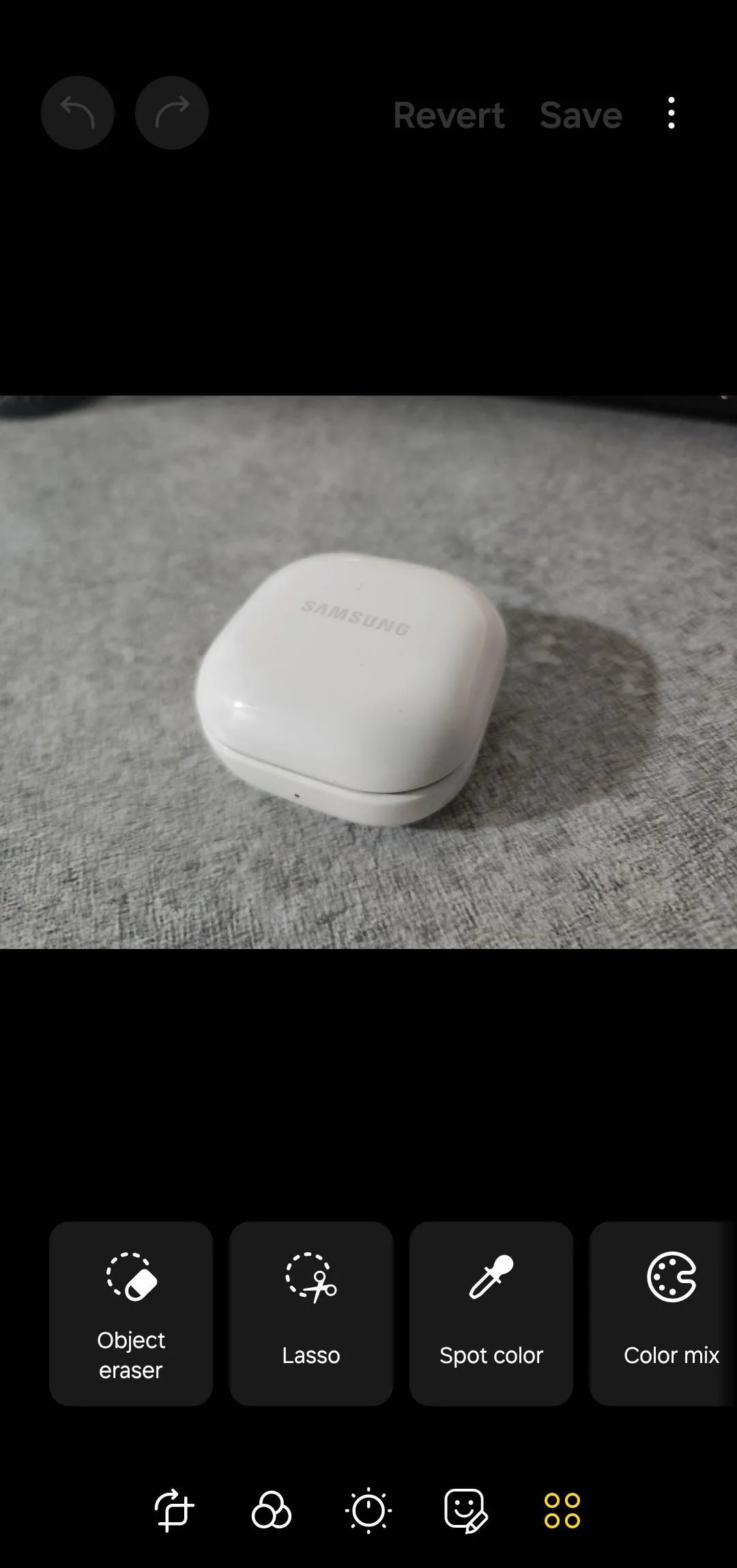 Giao diện công cụ chỉnh sửa ảnh chuyên nghiệp trong Samsung Gallery với các tính năng xóa bóng, phản chiếu.