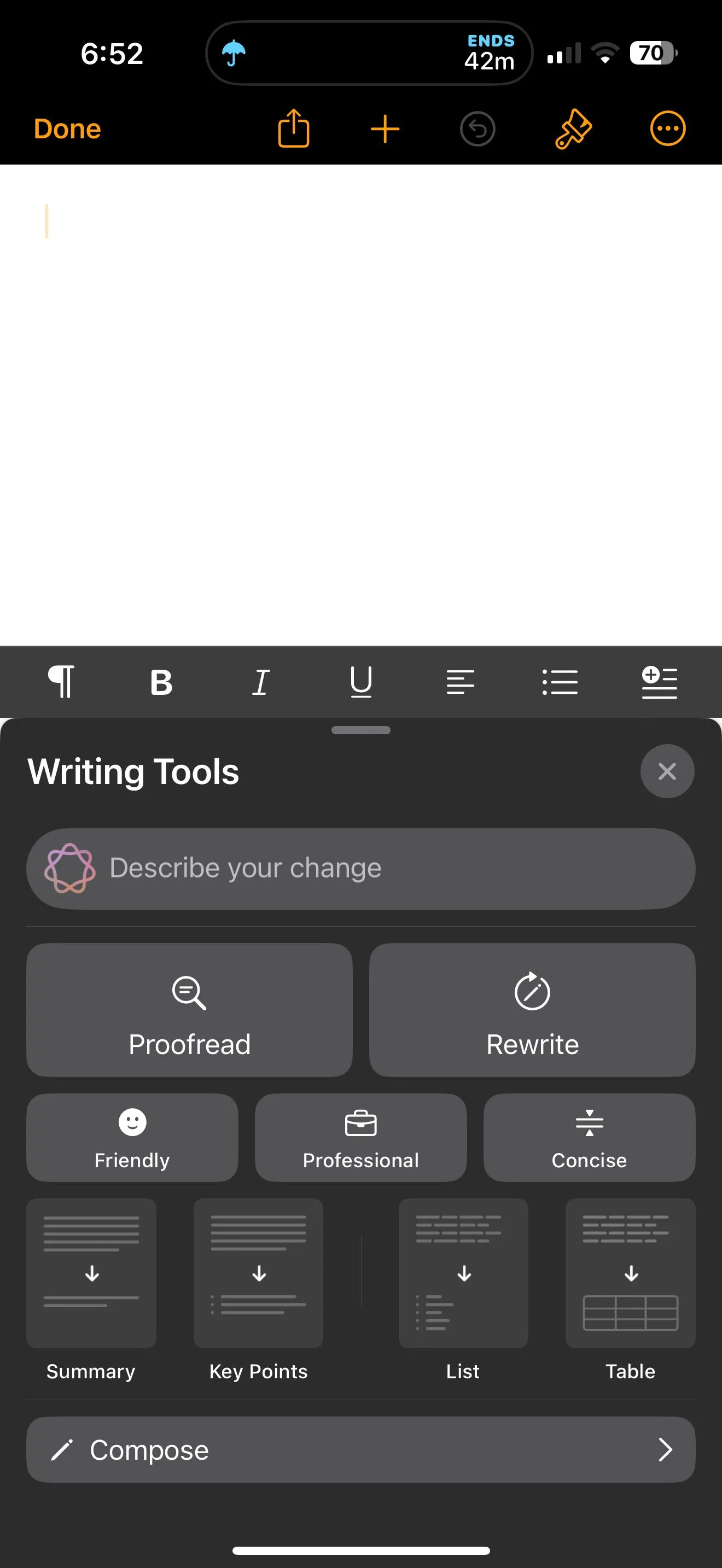 Giao diện công cụ viết được cải tiến trong iOS 18.2, hiển thị các tùy chọn như viết lại, tóm tắt và thay đổi giọng điệu.