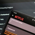 Giao diện đăng nhập Netflix với tùy chọn máy chủ VPN, minh họa cho việc điều chỉnh giá cước dịch vụ streaming