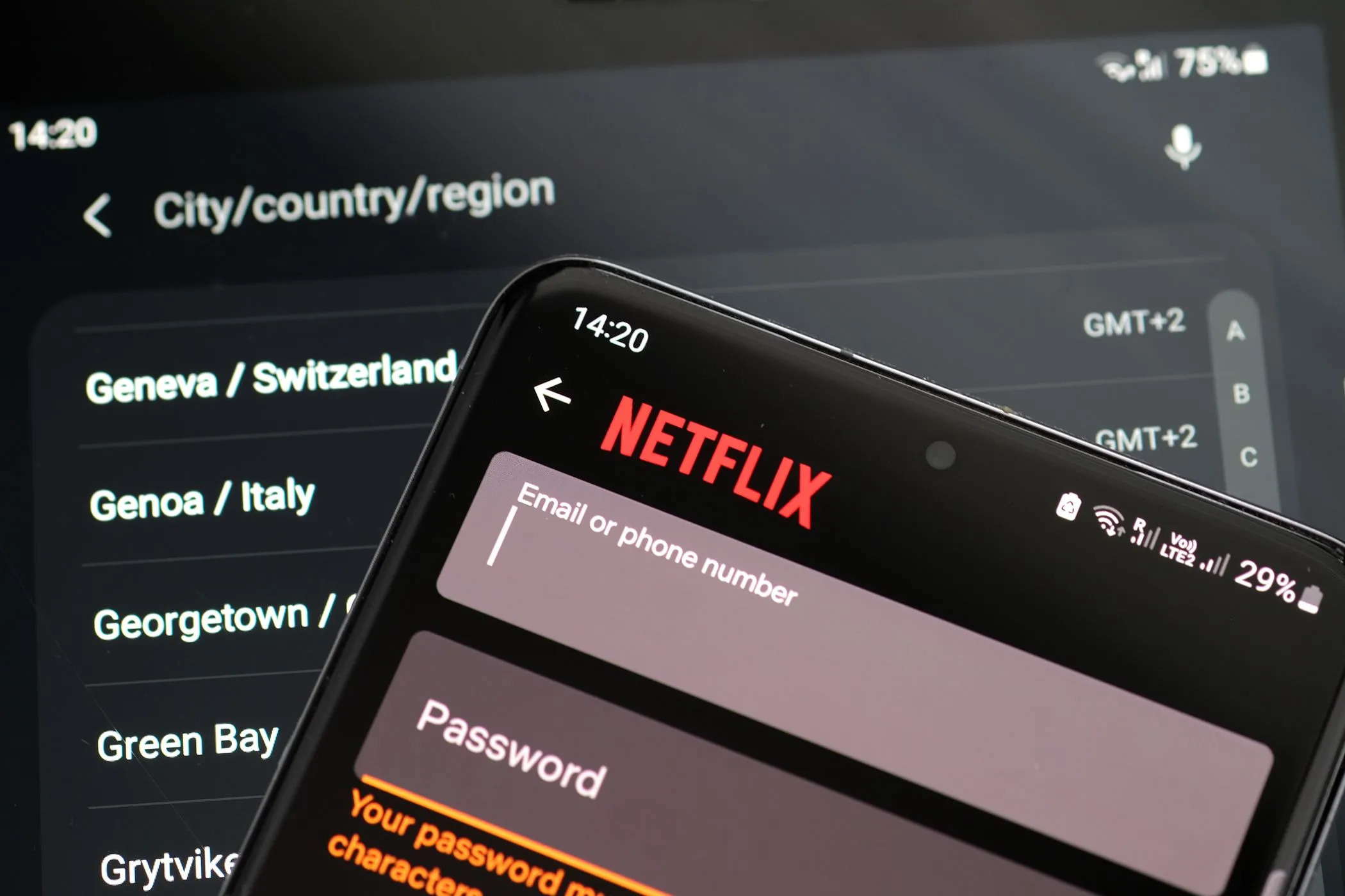 Giao diện đăng nhập Netflix với tùy chọn máy chủ VPN, minh họa cho việc điều chỉnh giá cước dịch vụ streaming