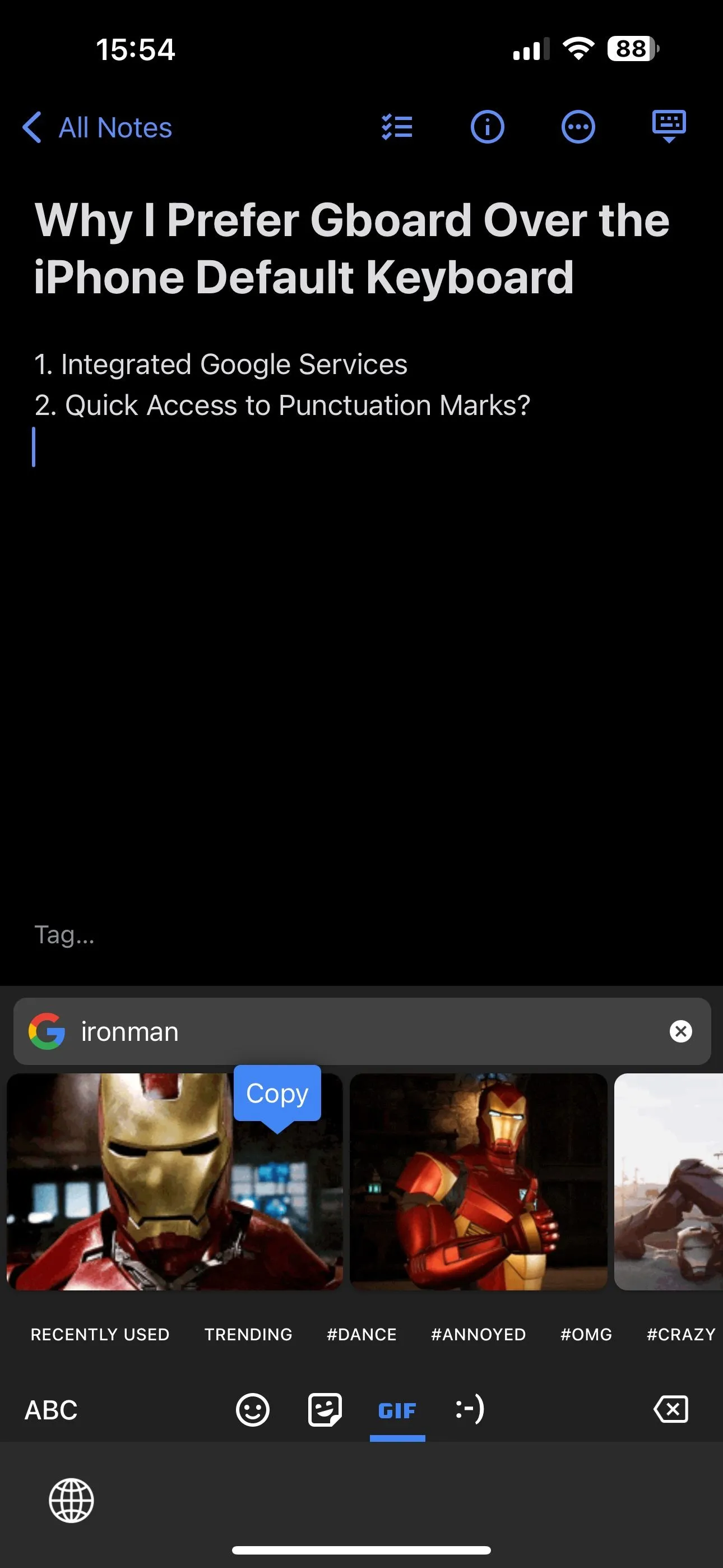 Giao diện Gboard trên iPhone cho phép tìm kiếm và chèn nhanh nhãn dán GIF vào tin nhắn.