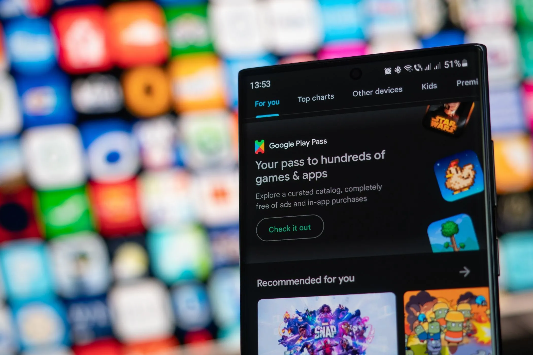 Giao diện Google Play Pass trên điện thoại thông minh, hiển thị các ứng dụng và trò chơi không quảng cáo.