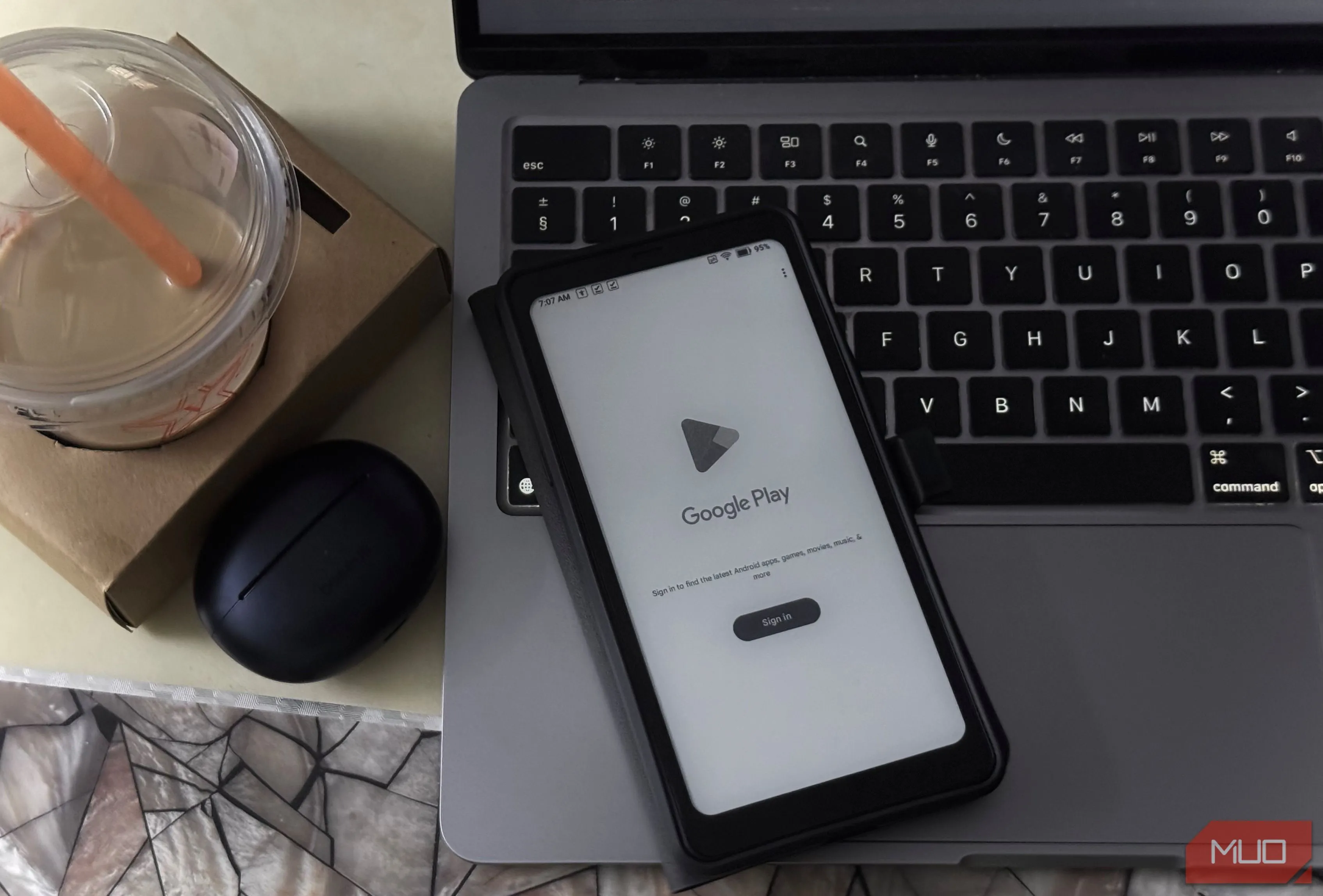 Giao diện Google Play Store trên màn hình e-ink của Boox Palma 2