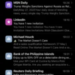 Giao diện hộp thư đến của ứng dụng Mail mặc định trên iPhone, với các email từ nhiều tài khoản được gộp chung.