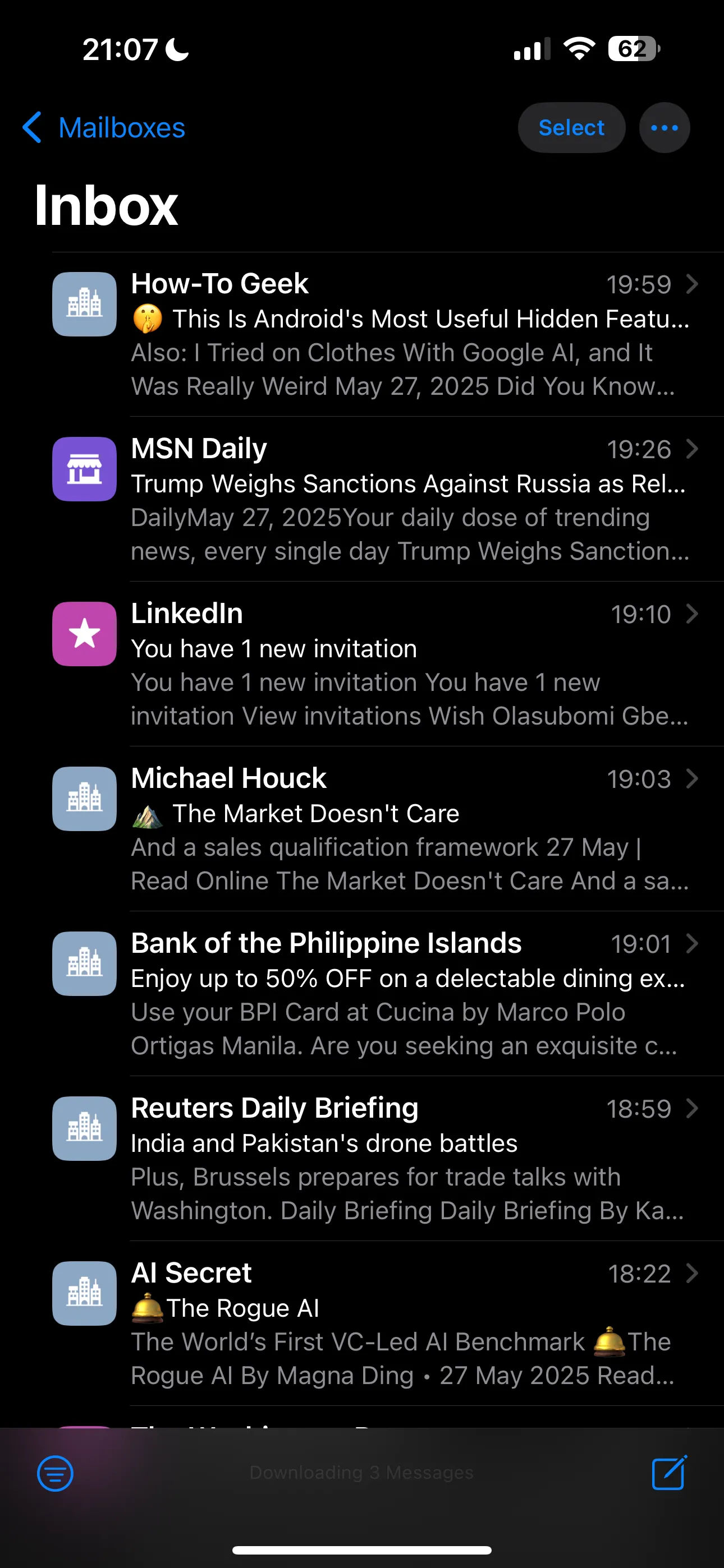 Giao diện hộp thư đến của ứng dụng Mail mặc định trên iPhone, với các email từ nhiều tài khoản được gộp chung.