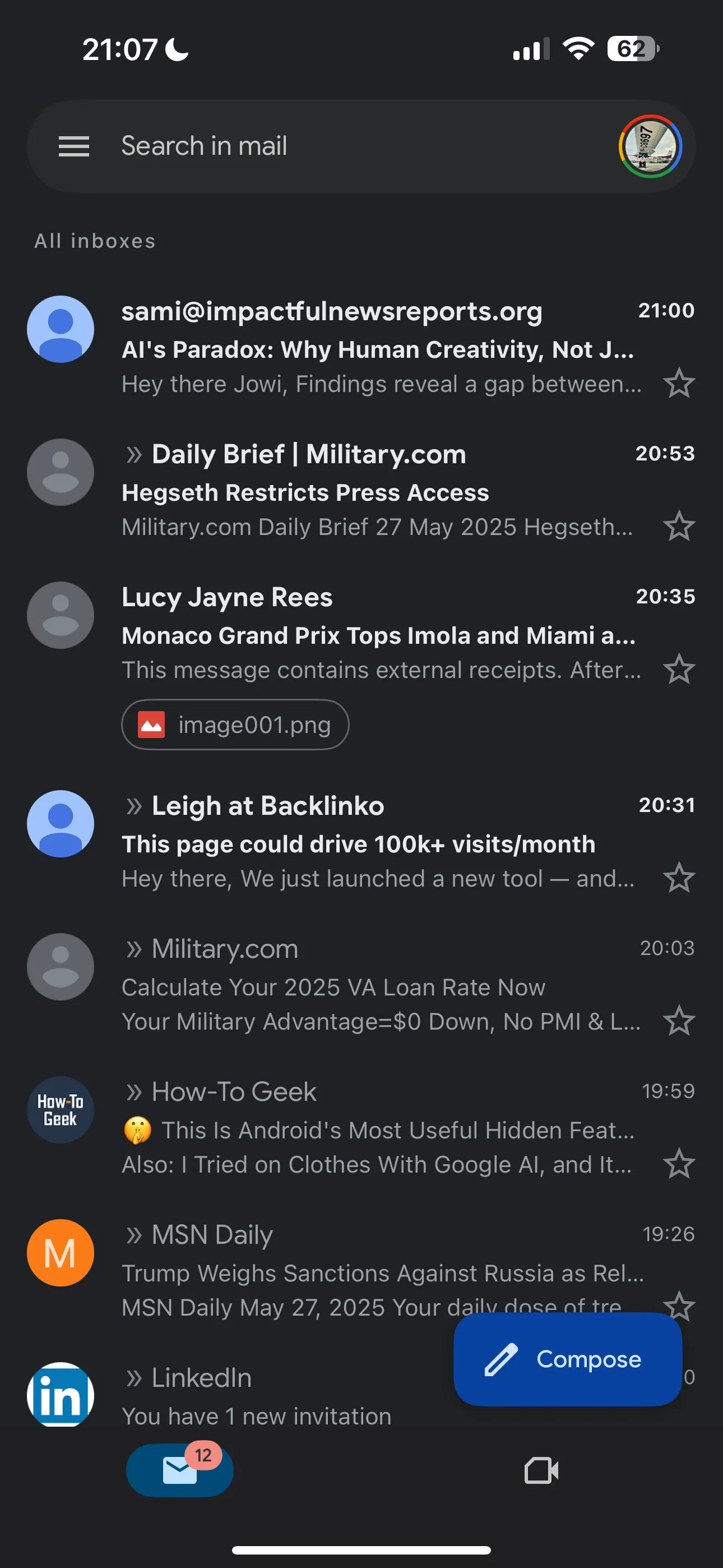 Giao diện hộp thư Gmail với các email được phân loại gọn gàng, hiển thị trải nghiệm người dùng tối ưu hơn Apple Mail.