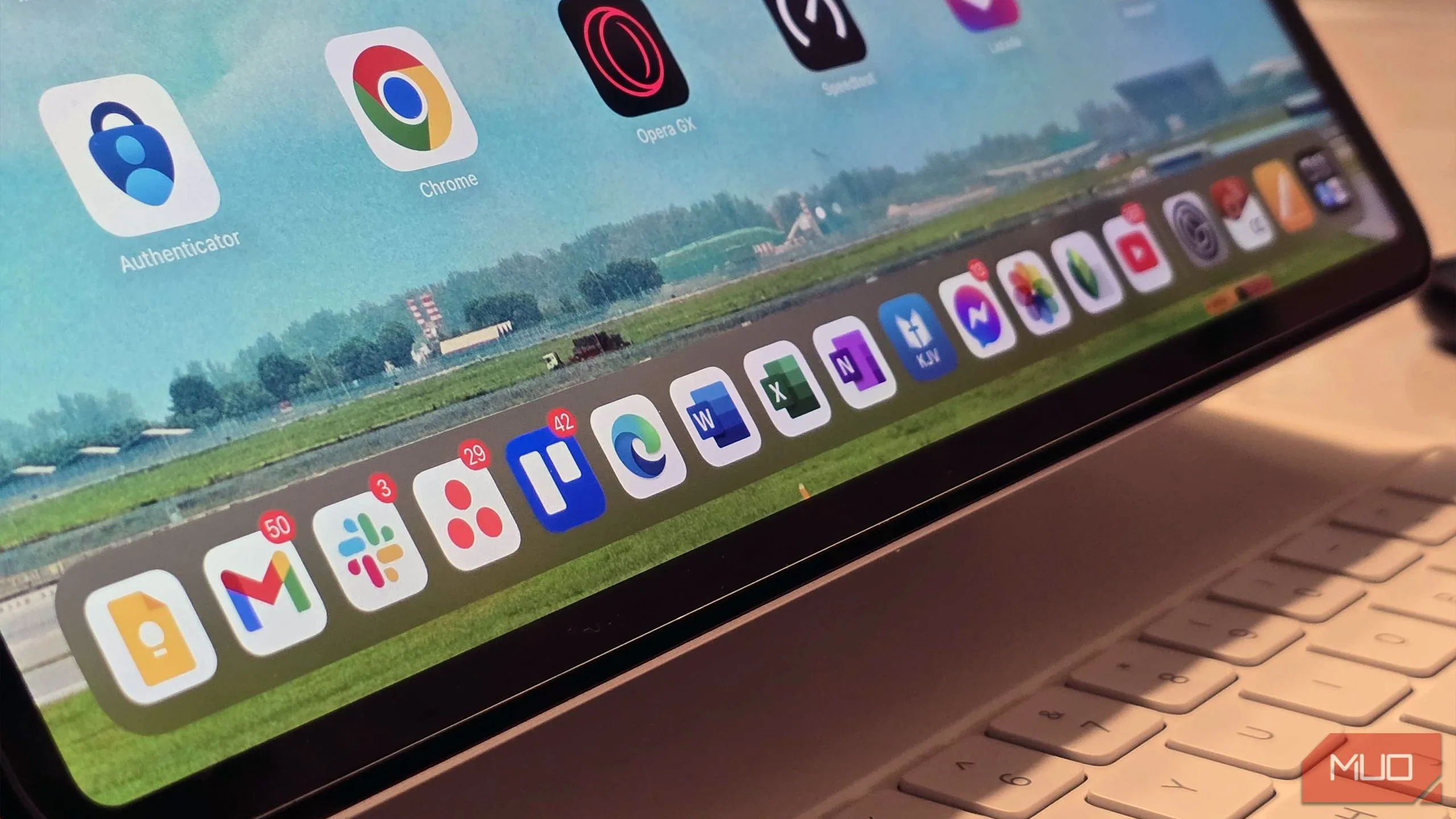 Giao diện iPad Air hiển thị các ứng dụng phổ biến được tác giả sử dụng hàng ngày, minh họa kho ứng dụng phong phú trên iPadOS.