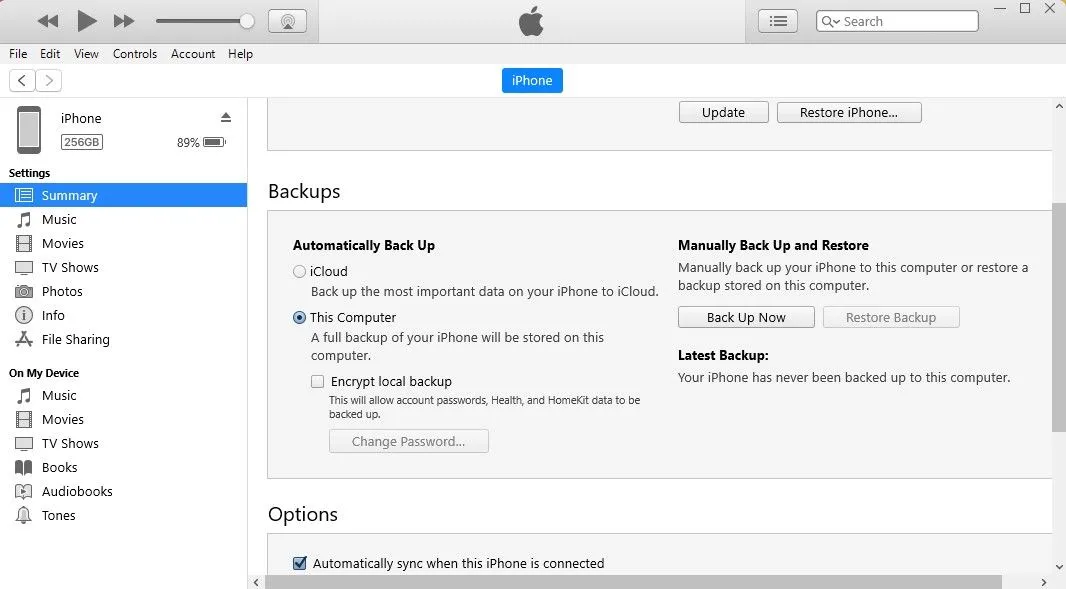 Giao diện iTunes/Finder trên máy tính hiển thị tùy chọn khôi phục dữ liệu từ bản sao lưu iPhone.