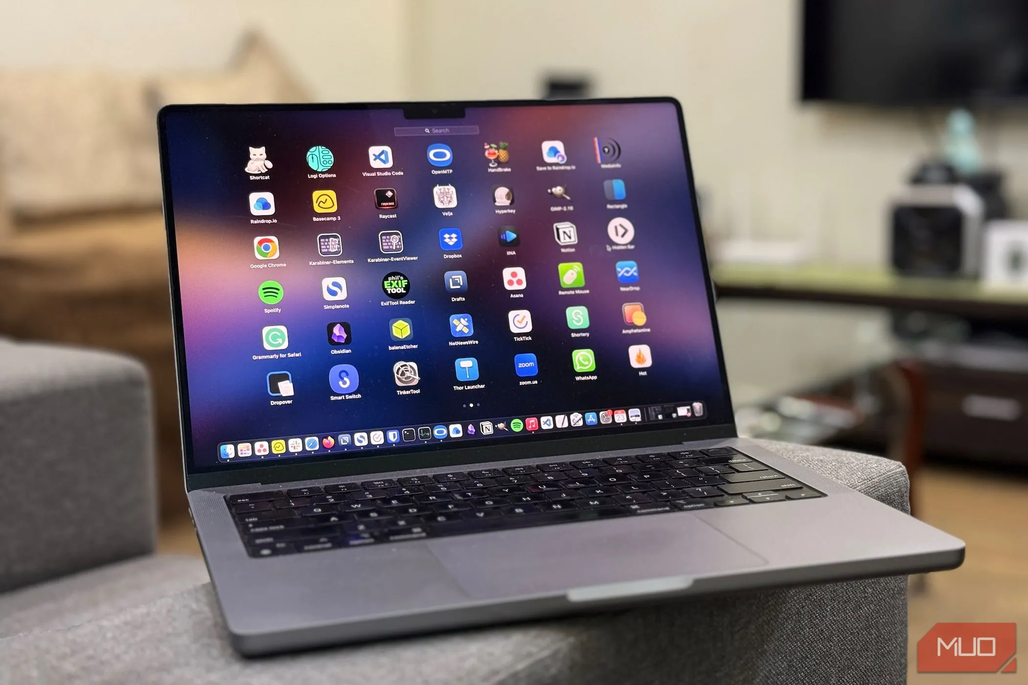 Giao diện Launchpad của macOS sạch sẽ, hiển thị các ứng dụng thiết yếu không bloatware