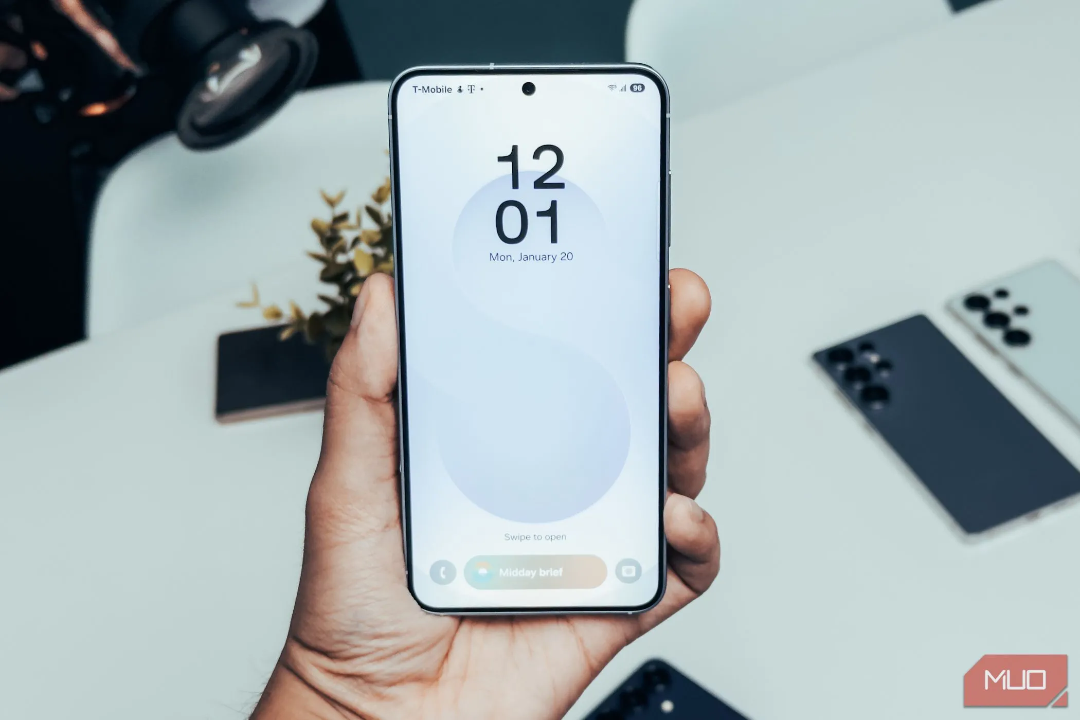 Giao diện màn hình khóa Samsung Galaxy S25 với tính năng AI mới