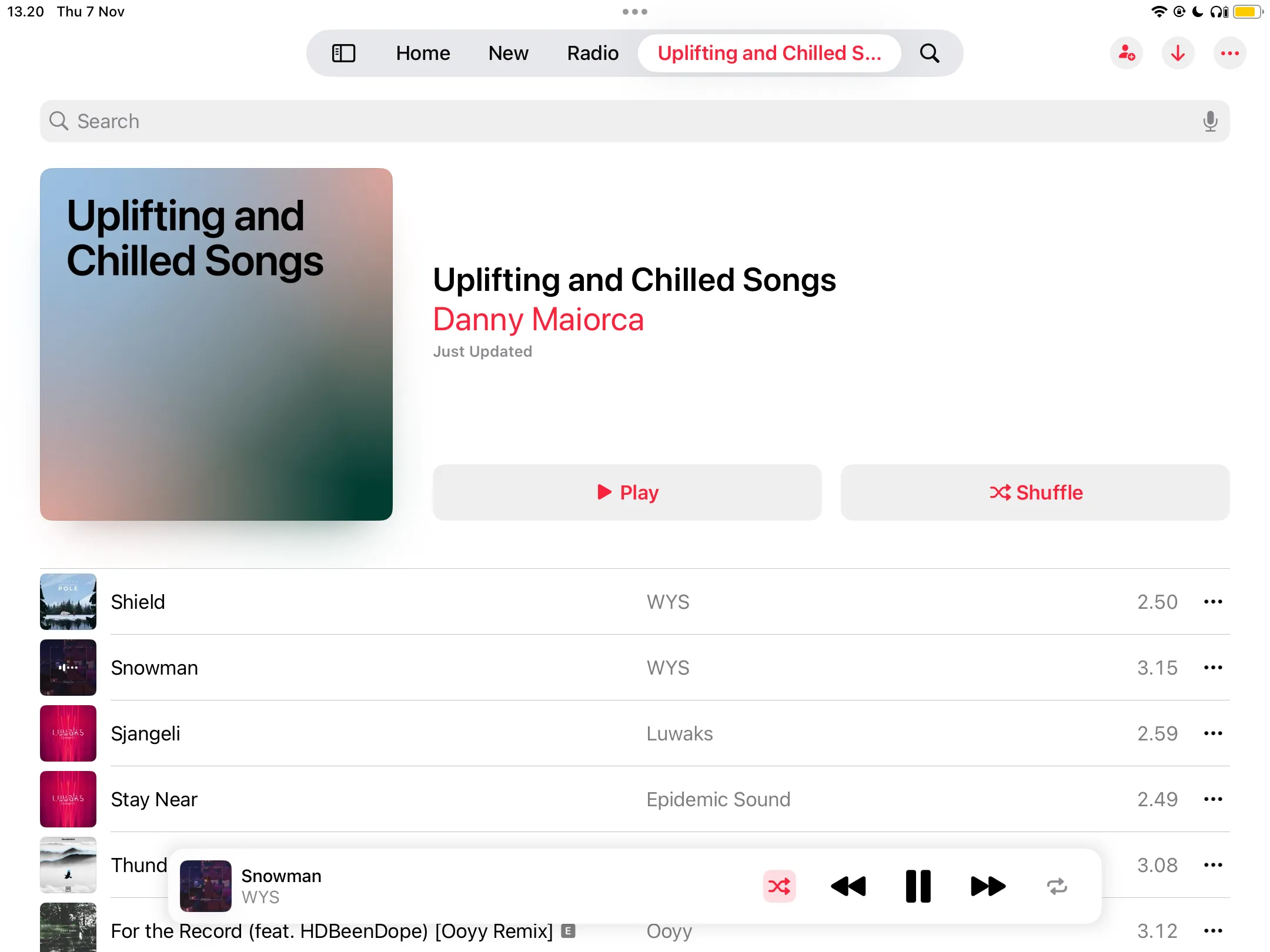 Giao diện một playlist nhạc uplifting trên Apple Music do người dùng tự tạo
