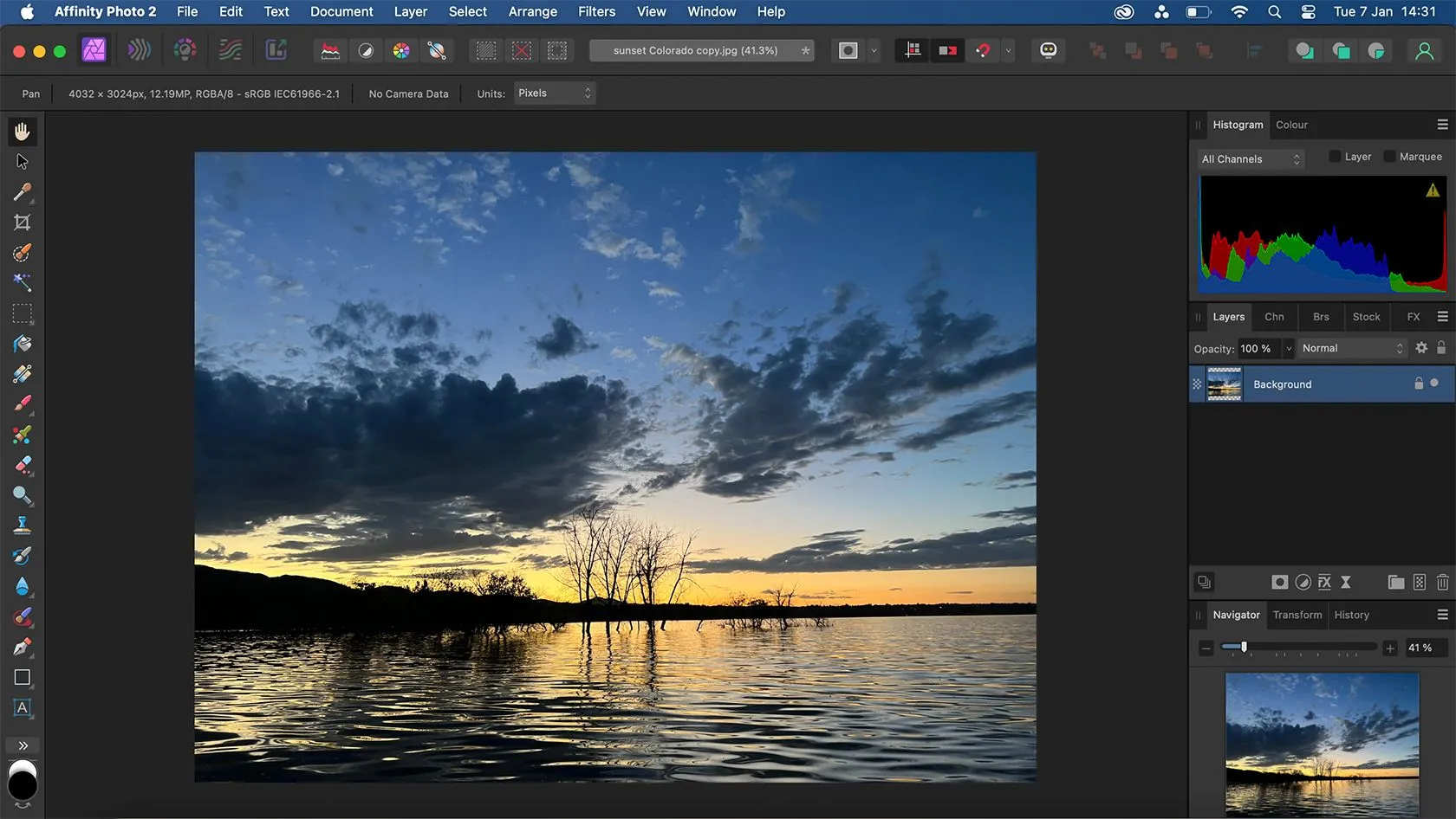 Giao diện người dùng của Affinity Photo thể hiện bố cục quen thuộc với thanh công cụ bên trái và bảng điều khiển lớp, điều chỉnh bên phải.