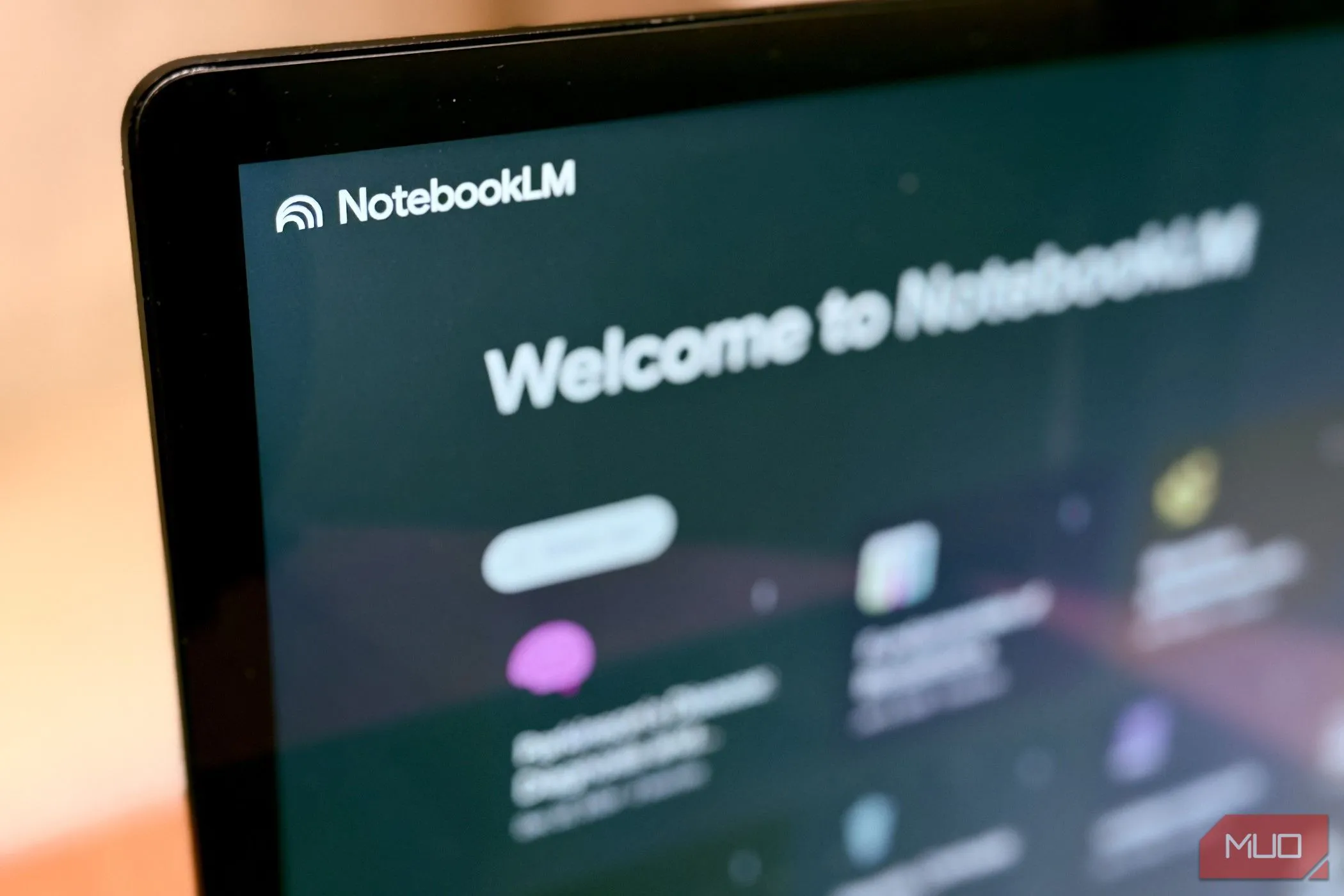 Giao diện NotebookLM trên màn hình laptop, minh họa công cụ hỗ trợ học tập dựa trên AI trong Google One AI Premium
