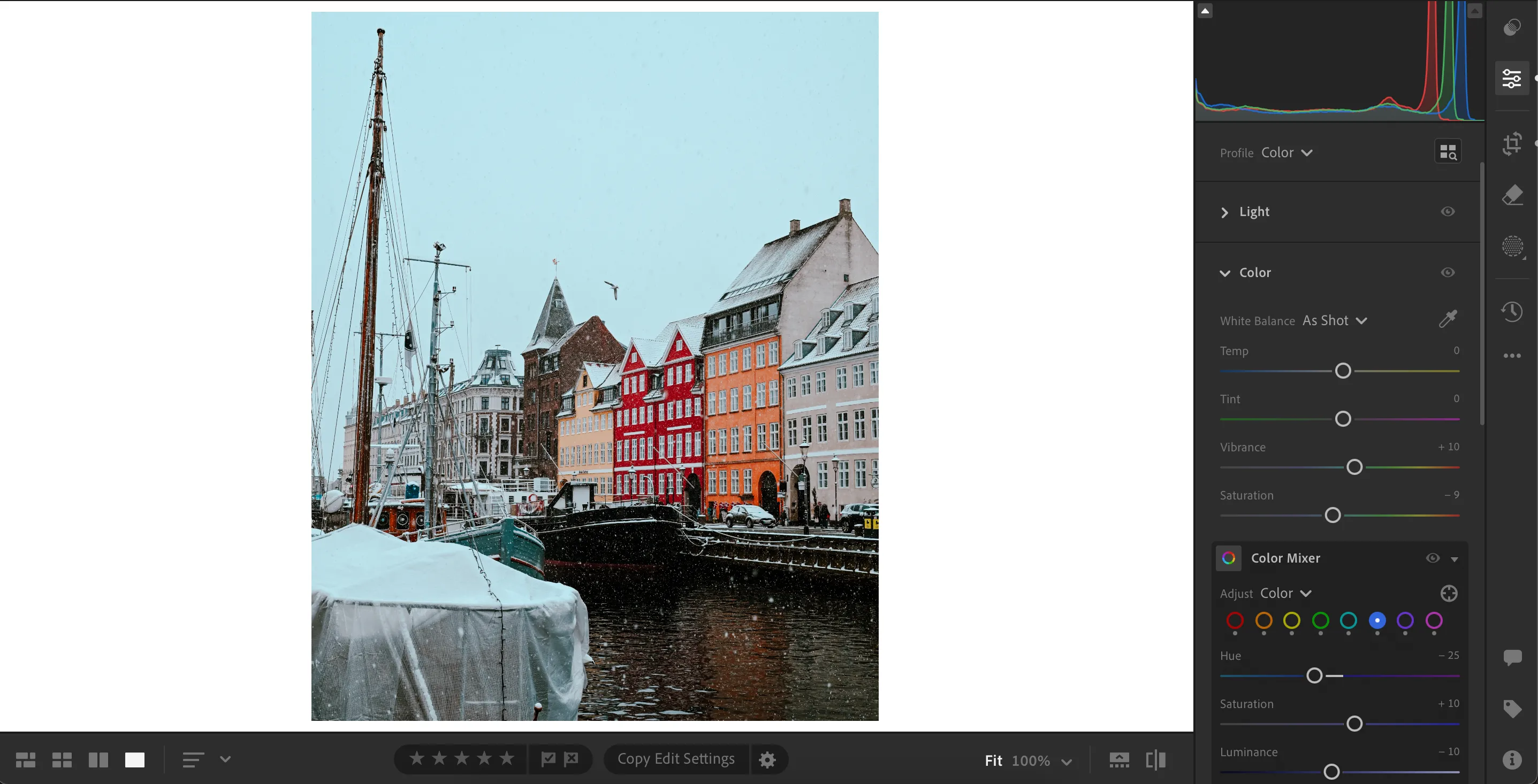 Giao diện phần mềm Adobe Lightroom đang chỉnh sửa ảnh định dạng JPEG