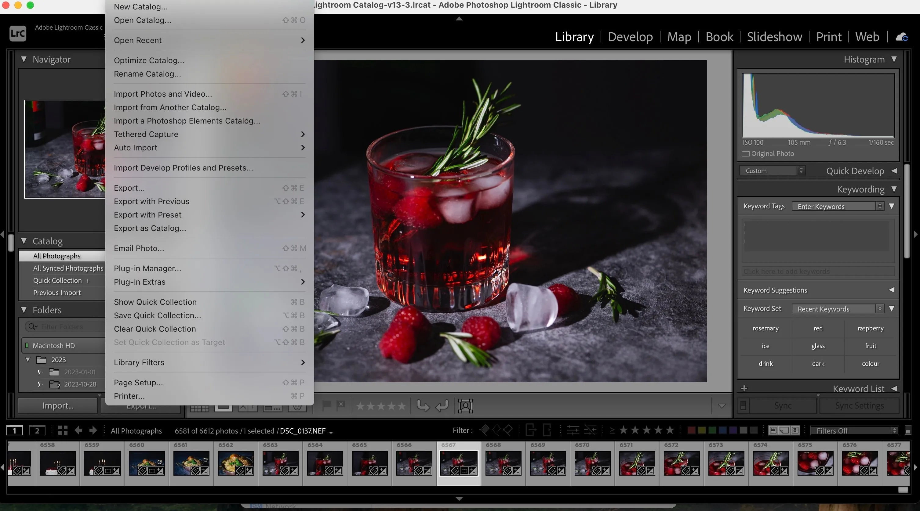 Giao diện phần mềm Adobe Lightroom đang hiển thị quá trình nhập hoặc chỉnh sửa ảnh, minh họa thách thức khi xử lý tệp tin ảnh dung lượng lớn từ máy ảnh mirrorless.
