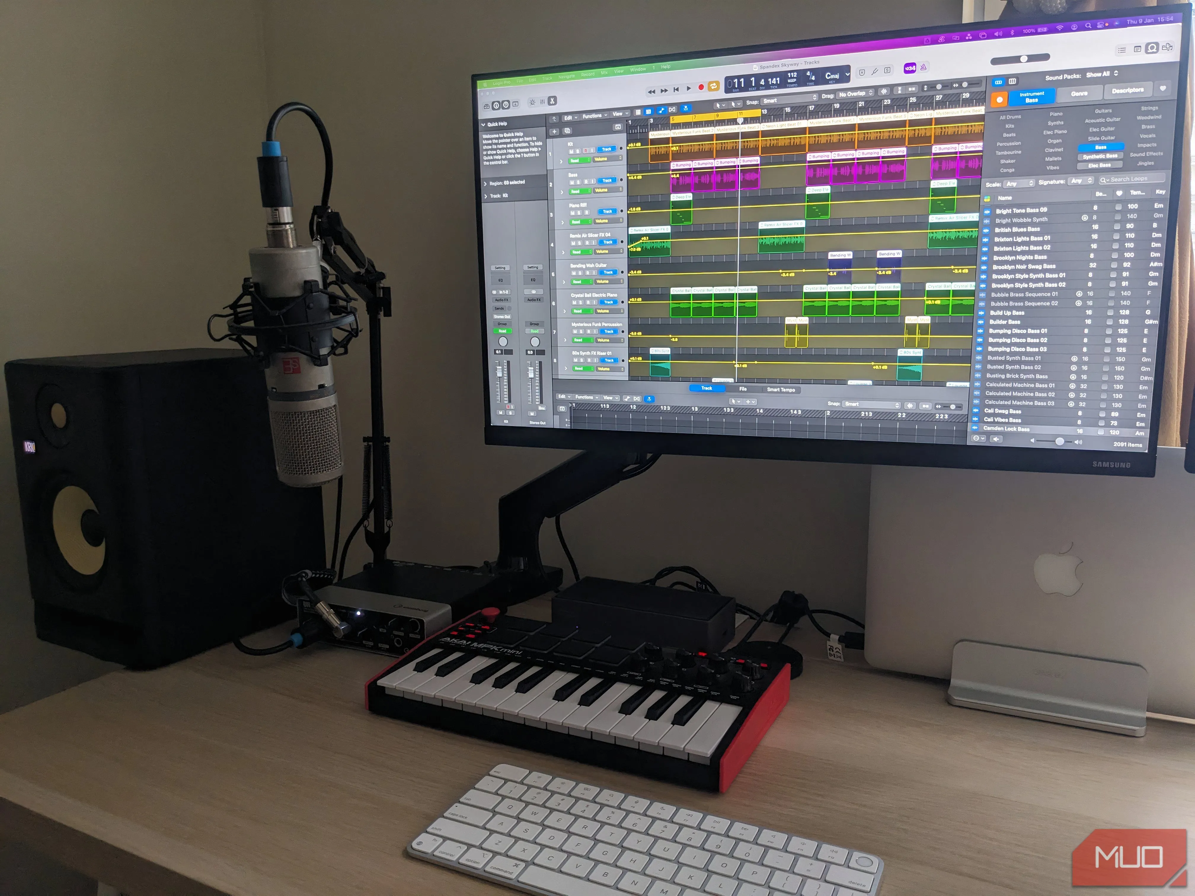 Giao diện phần mềm Logic Pro trên DAW, thể hiện quá trình sáng tạo âm nhạc thủ công của con người.