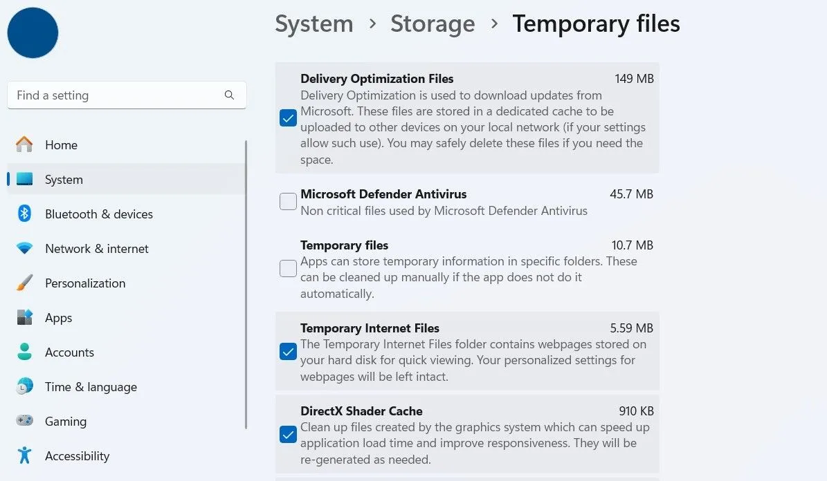 Giao diện quản lý file tạm thời trong cài đặt Lưu trữ của Windows 11.