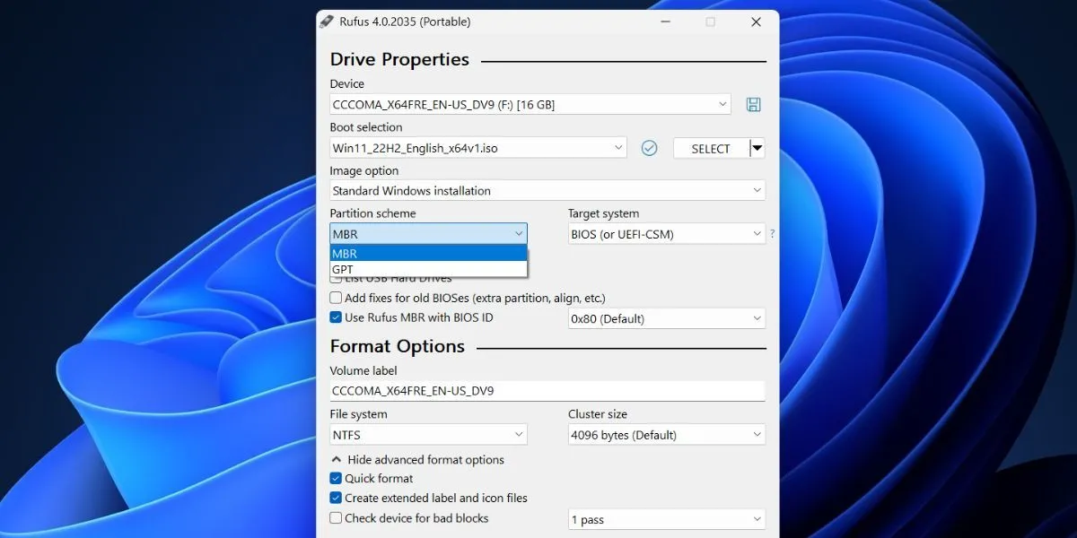 Giao diện Rufus đang tạo USB cài đặt Windows 11, hiển thị lựa chọn tệp ISO và phân vùng