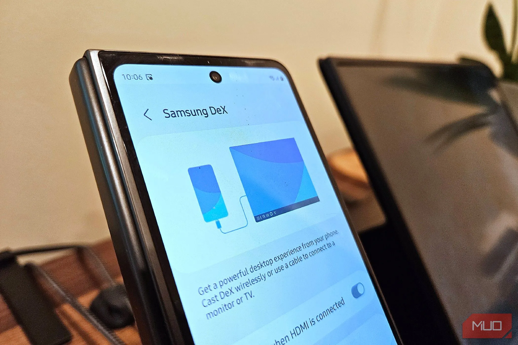 Giao diện Samsung DeX trên Galaxy Z Fold 5 kết nối với màn hình di động, minh họa tính năng kết nối liền mạch giữa điện thoại và laptop Android.