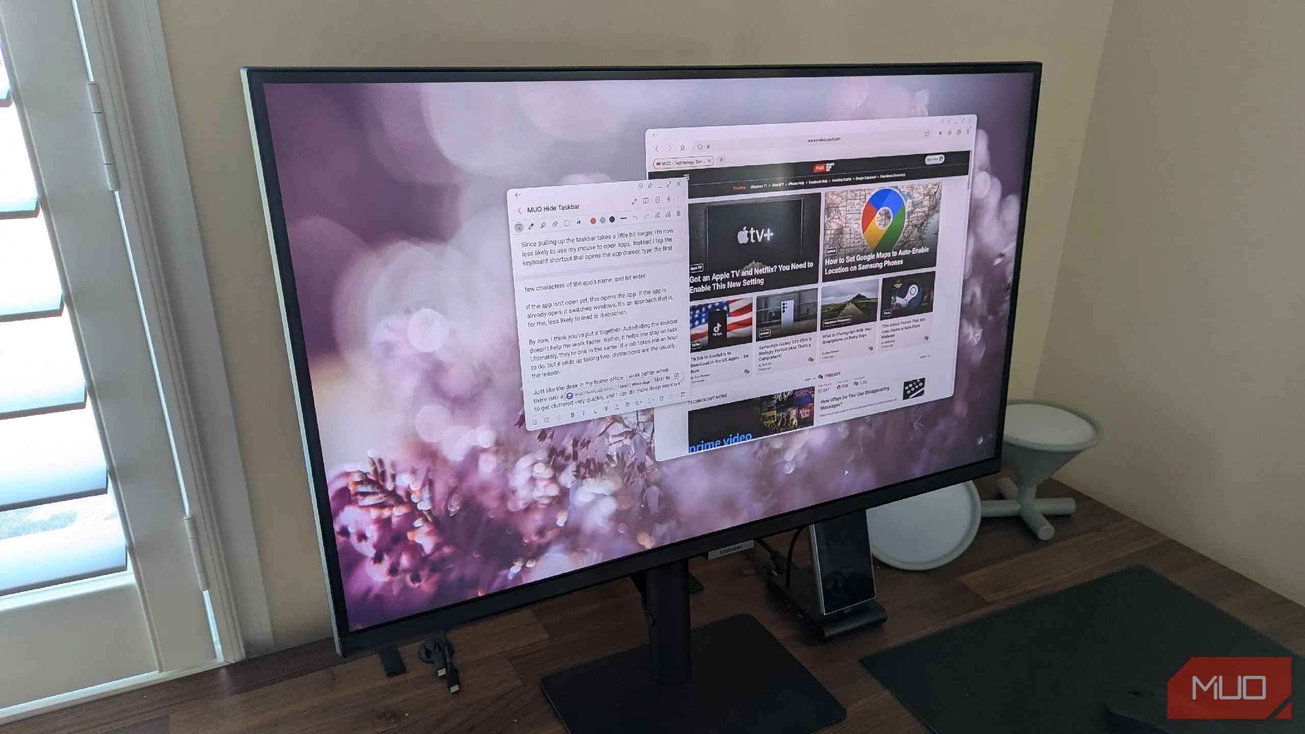 Giao diện Samsung DeX trên màn hình ngoài, hiển thị các cửa sổ ứng dụng