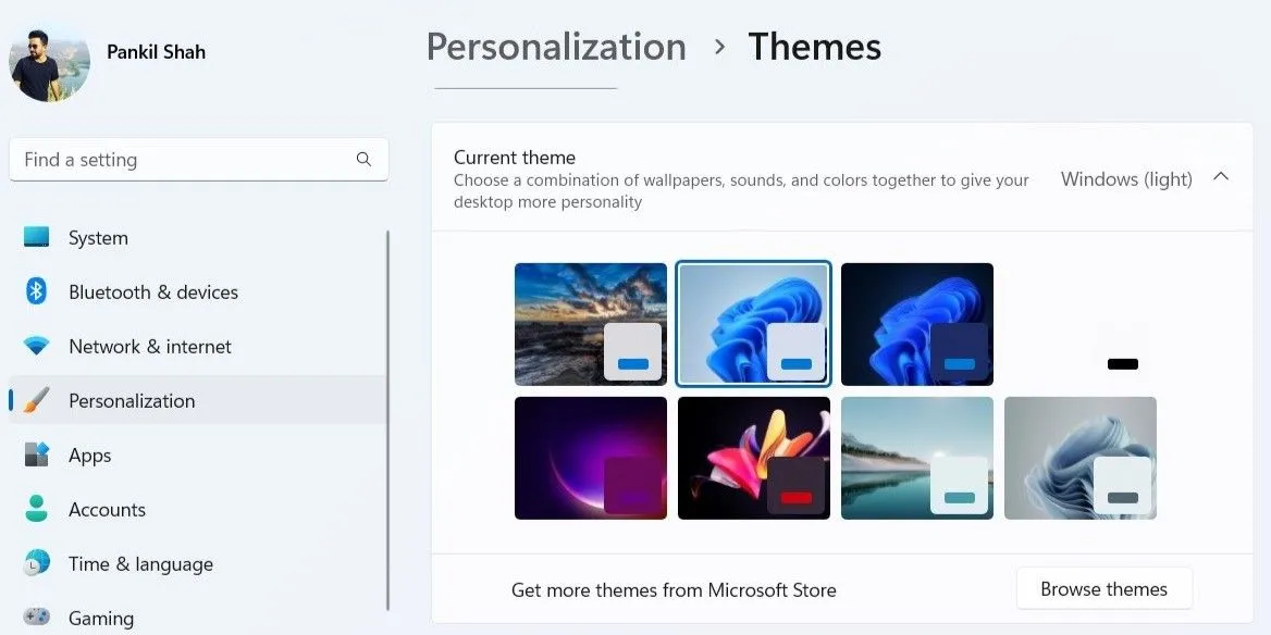 Giao diện thay đổi chủ đề trong cài đặt cá nhân hóa Windows 11, giúp người dùng tùy chỉnh phong cách hệ điều hành
