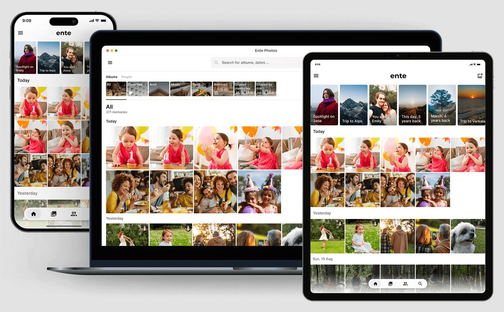 Giao diện thư viện ảnh của Ente Photos trên các nền tảng khác nhau, bao gồm web, máy tính và thiết bị di động, nhấn mạnh khả năng đồng bộ hóa mượt mà.