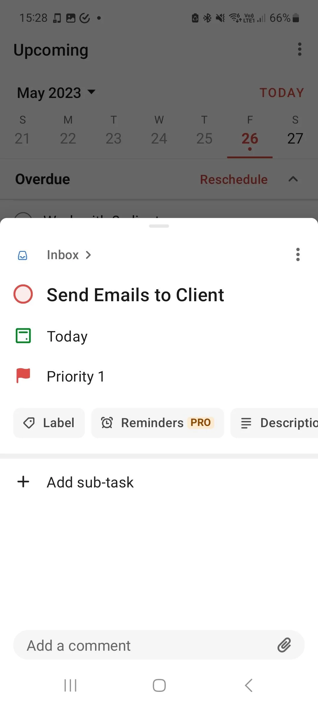 Giao diện Todoist hiển thị nhiệm vụ gửi email với mức độ ưu tiên cao, thể hiện tính năng tổ chức và theo dõi công việc.