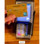 Giao diện ứng dụng Ảnh trên iPhone hiển thị thẻ tín dụng