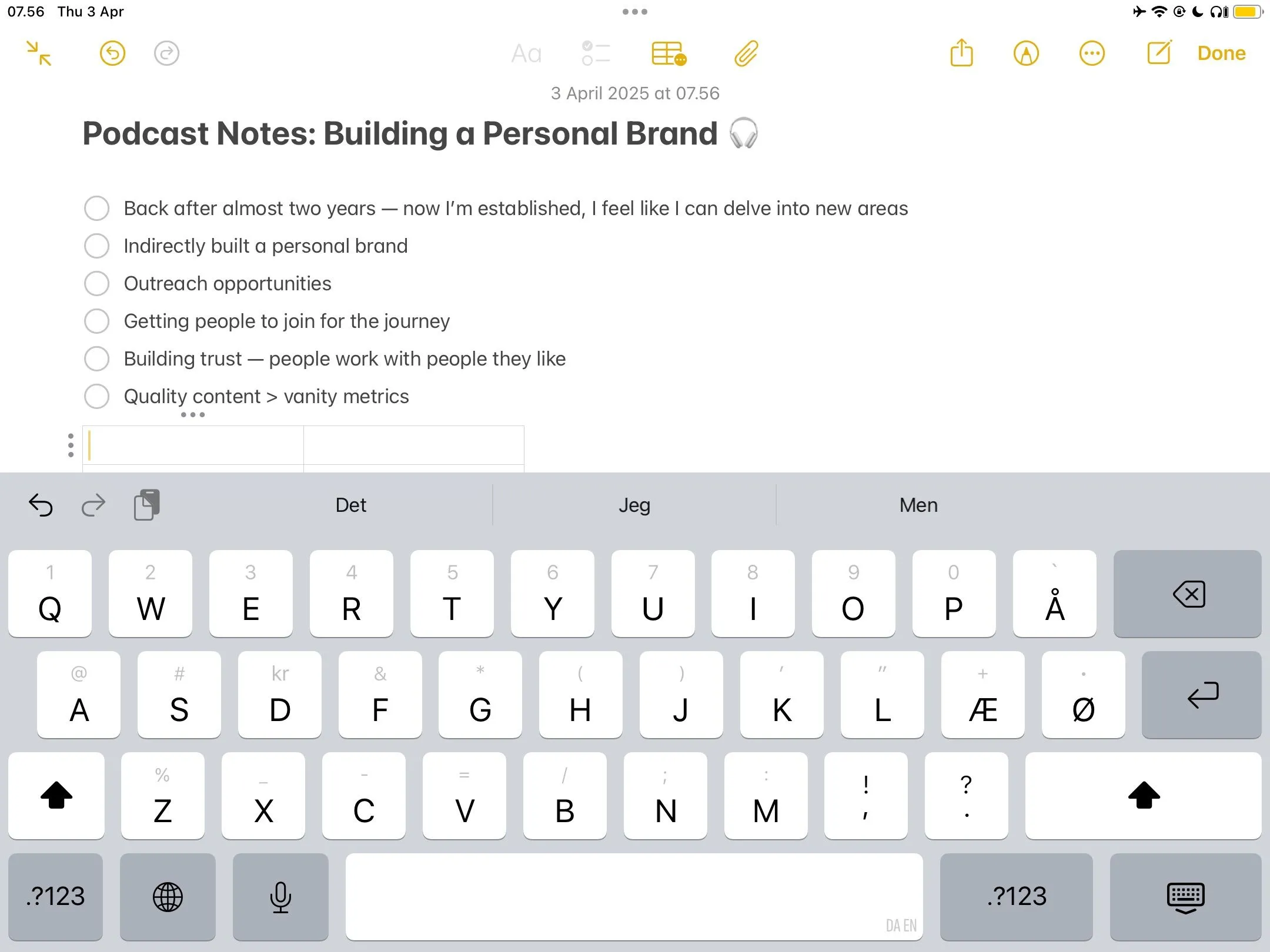 Giao diện ứng dụng Apple Notes trên iPhone với các ghi chú và danh sách