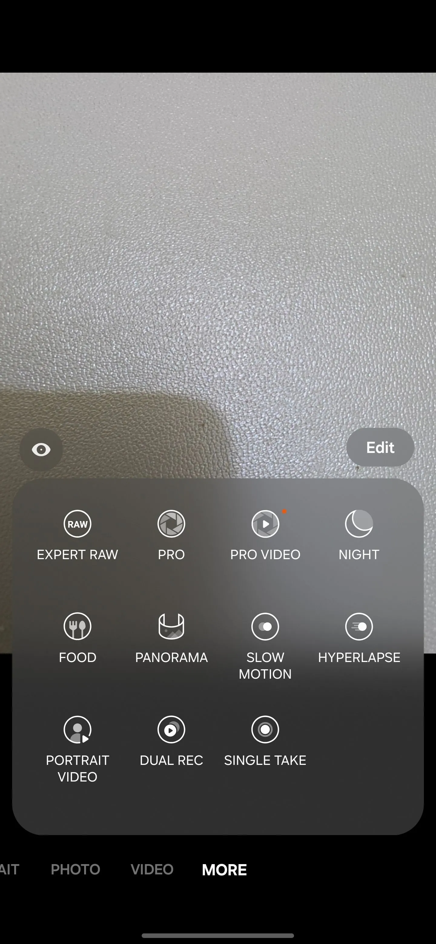Giao diện ứng dụng Camera Samsung, hiển thị các chế độ chụp ảnh nâng cao như &quot;PRO&quot; và &quot;EXPERT RAW&quot; trong mục &quot;Thêm&quot;, cho phép điều chỉnh thủ công các thông số chụp.