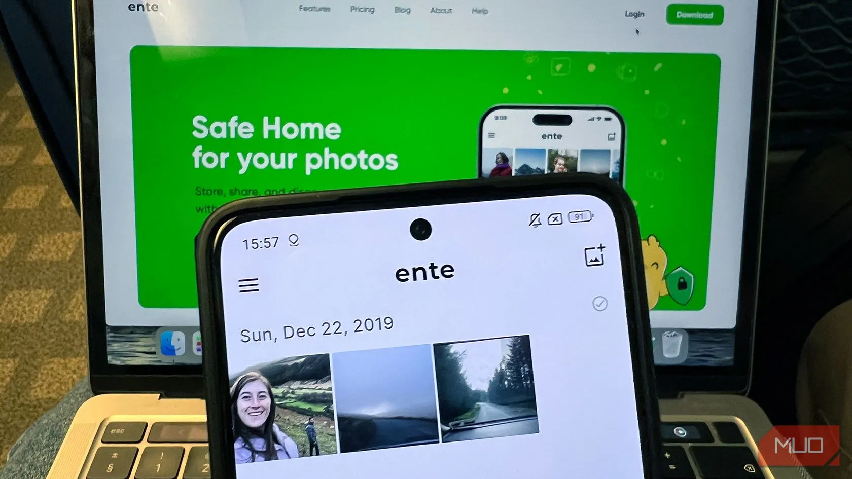 Giao diện ứng dụng Ente Photos trên điện thoại Android và laptop MacBook, thể hiện khả năng đồng bộ đa nền tảng và trải nghiệm người dùng hiện đại.