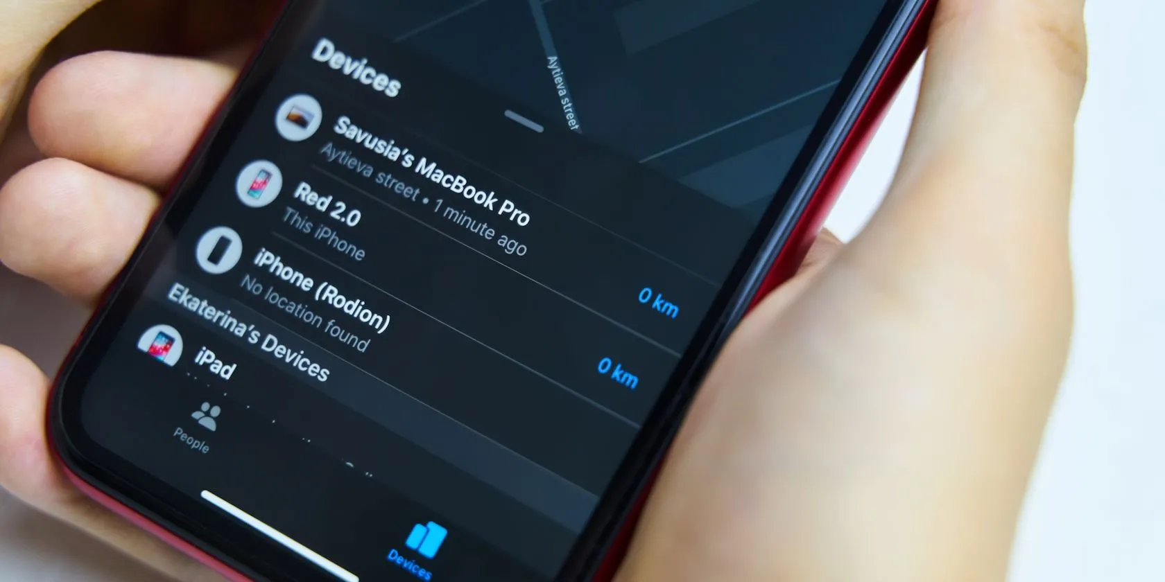 Giao diện ứng dụng Find My trên iPhone hiển thị thiết bị ngoại tuyến, minh họa tính năng Ultra Wideband