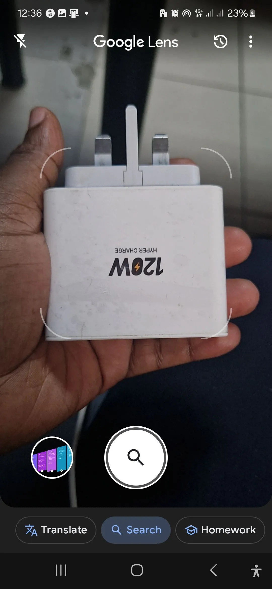 Giao diện ứng dụng Google Lens chuẩn bị quét hình ảnh để tìm kiếm thông tin