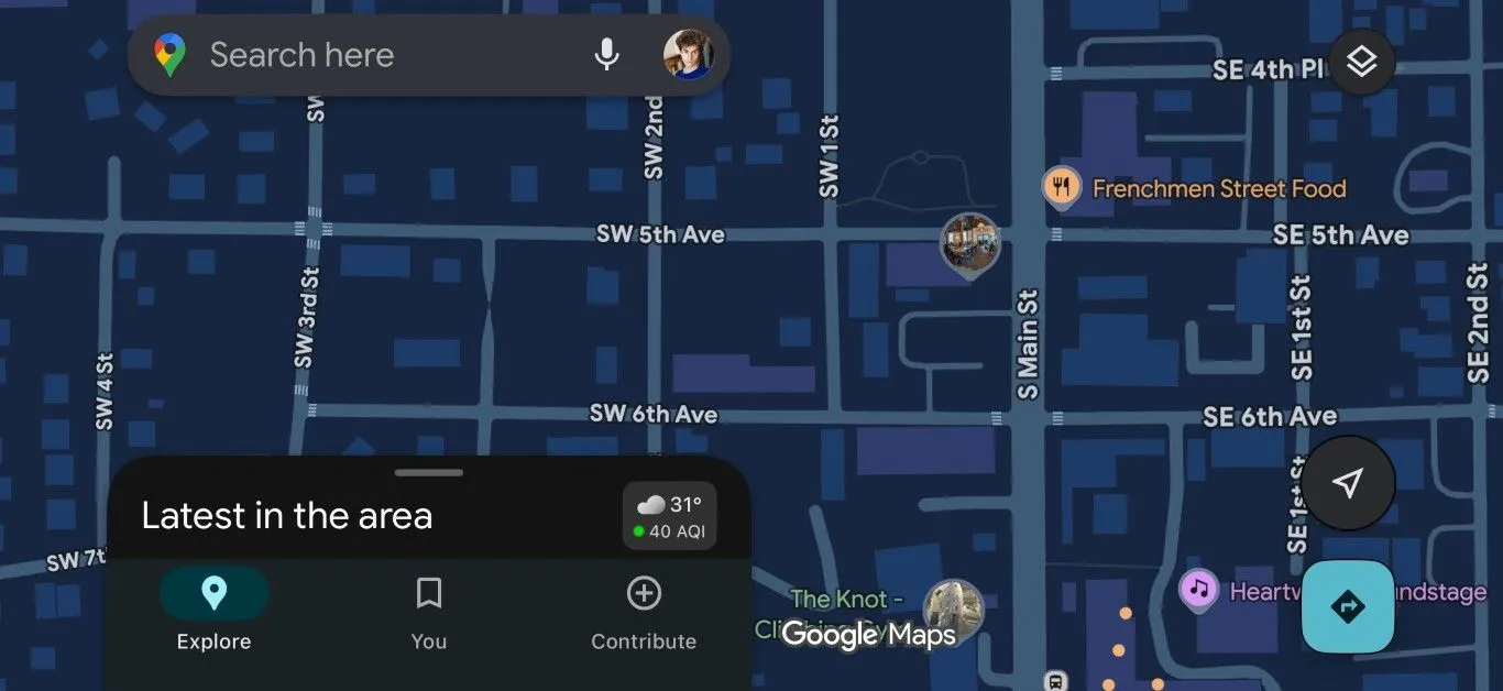 Giao diện ứng dụng Google Maps ở chế độ tối trên điện thoại, hiển thị bản đồ và tuyến đường