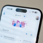 Giao diện ứng dụng Google với biểu tượng Gemini AI được chọn trên iPhone 15 Pro Max, minh họa cho tính năng Gemini Live.