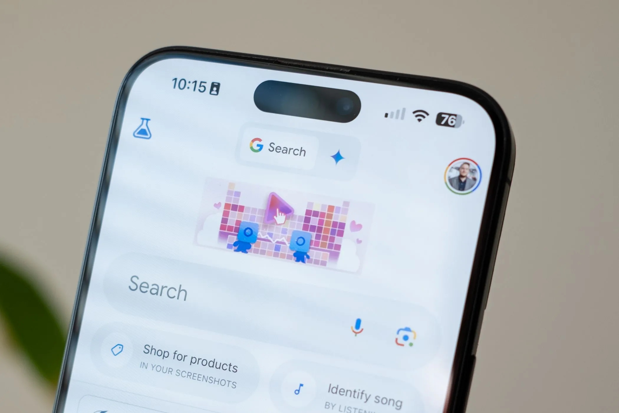 Giao diện ứng dụng Google với biểu tượng Gemini AI được chọn trên iPhone 15 Pro Max, minh họa cho tính năng Gemini Live.
