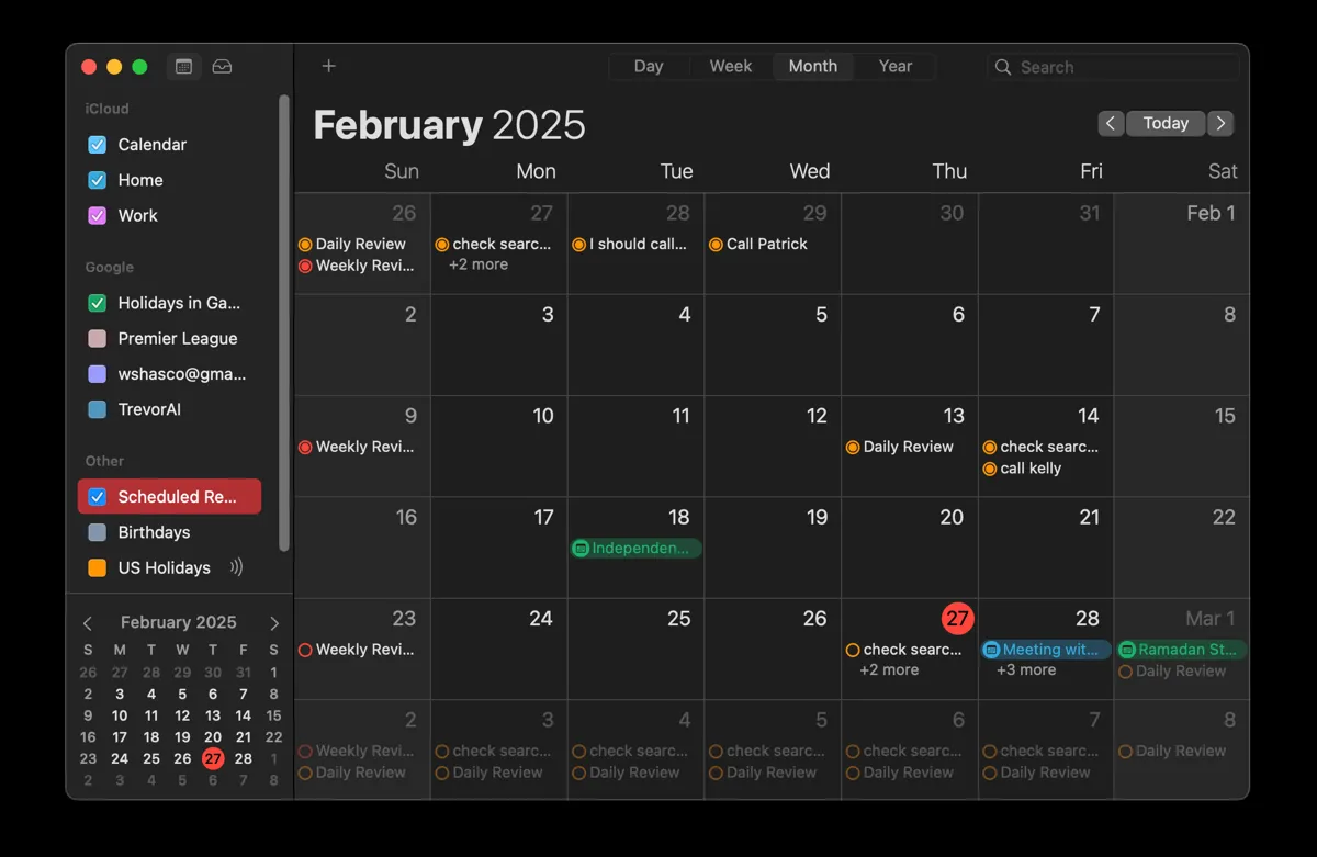 Giao diện ứng dụng Lịch (Calendar) của Apple trên máy Mac, hiển thị nhiều lịch khác nhau với các màu sắc riêng biệt, giúp quản lý thời gian và các sự kiện cá nhân, công việc hiệu quả.