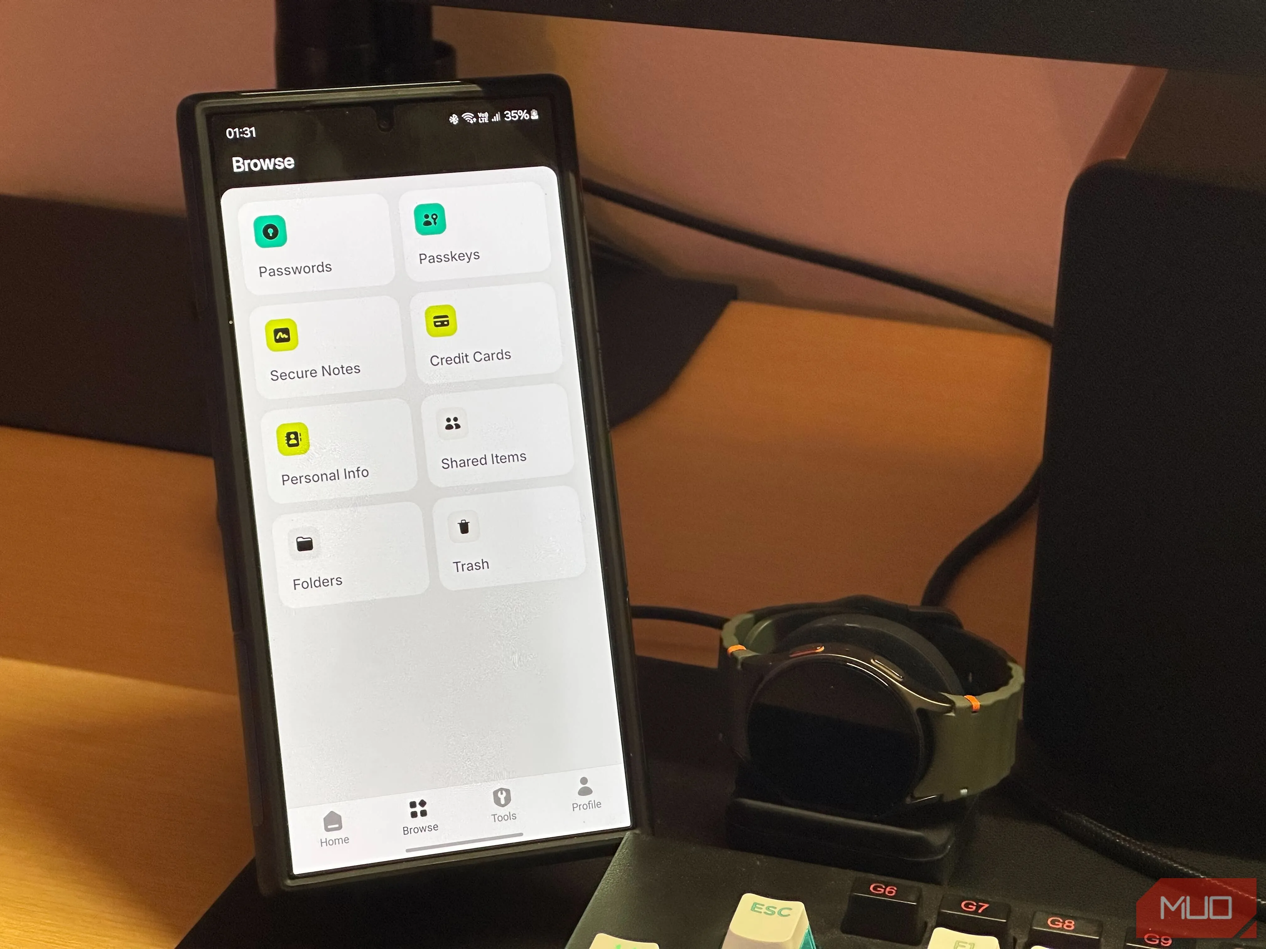 Giao diện ứng dụng NordPass đang hoạt động trên điện thoại Samsung Galaxy S24 Ultra, cho thấy khả năng quản lý mật khẩu an toàn.