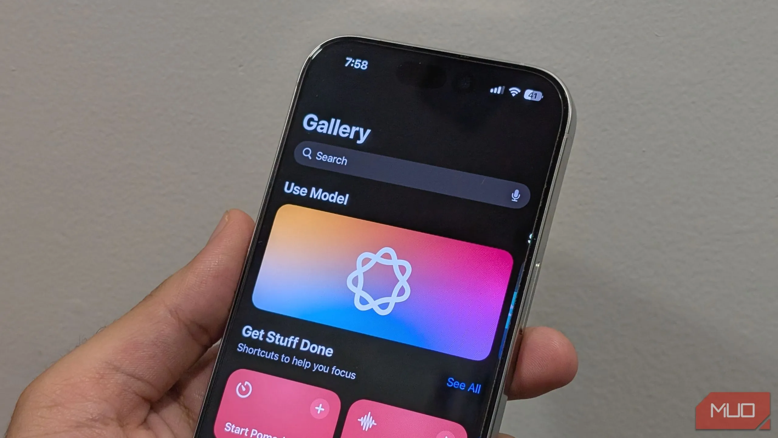 Giao diện ứng dụng Phím tắt trong iOS 26, hiển thị các tác vụ mới tích hợp trí tuệ nhân tạo (AI).