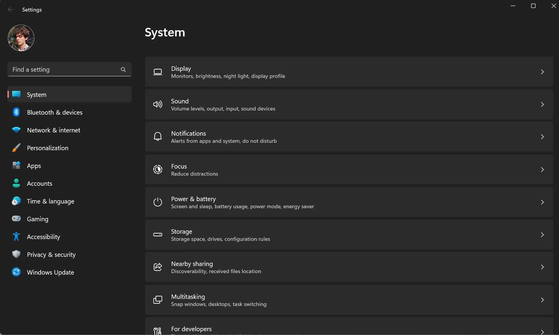 Giao diện ứng dụng Settings trên Windows 11, thể hiện sự chậm trễ khi chuyển tab.